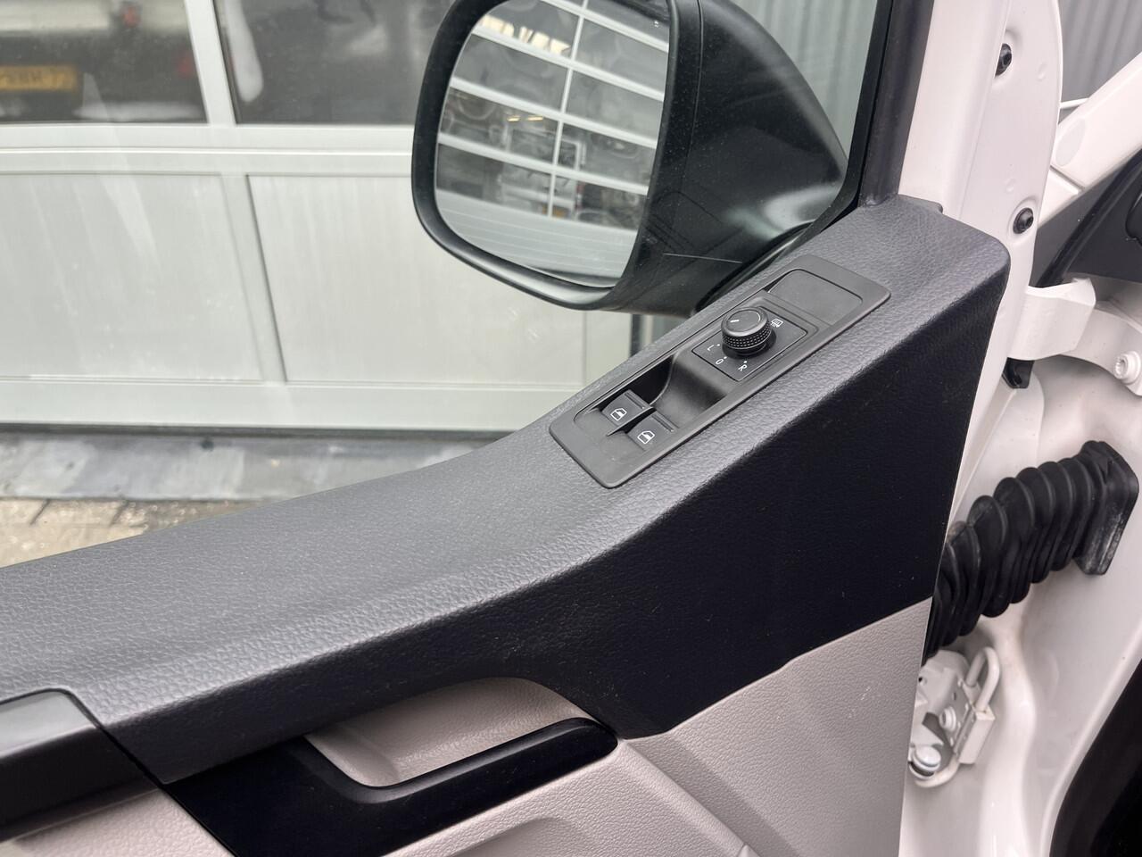 Volkswagen TRANSPORTER 2.0 TDI L2H1 DC Airco Cruise controle Trekhaak 2200kg trekgewicht Telefoonverbinding Kastinrichting Omvormer 5-Persoons Werkverlichting Euro 6