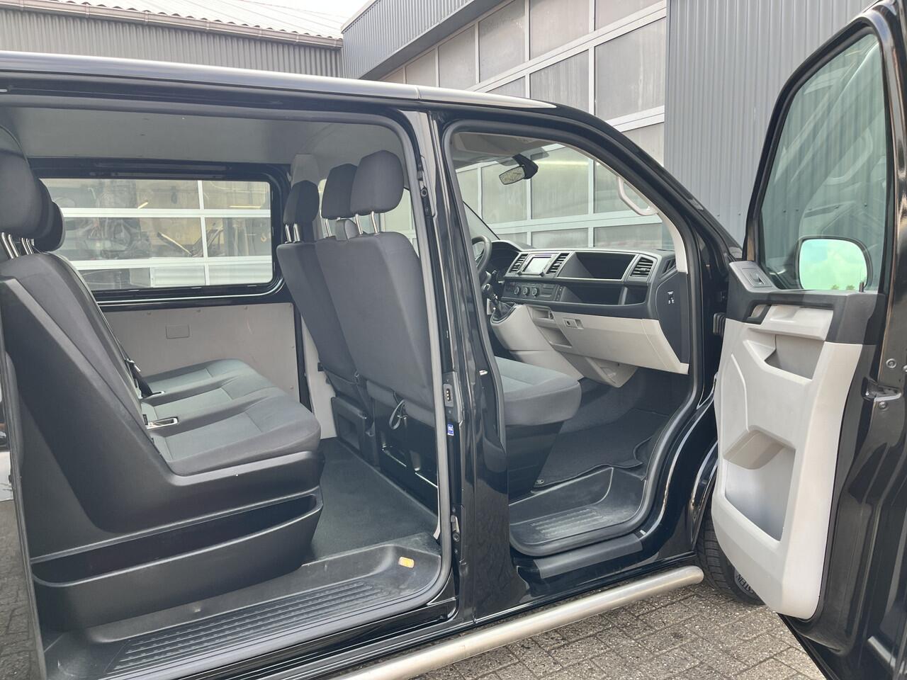 Volkswagen TRANSPORTER 2.0 TDI L2H1 DC 150pk Airco Cruise controle Telefoonverbinding Trekhaak 2500kg trekgewicht Navigatiesysteem schuifdeur Euro 6 DC 1e eigenaar Dealer onderhouden