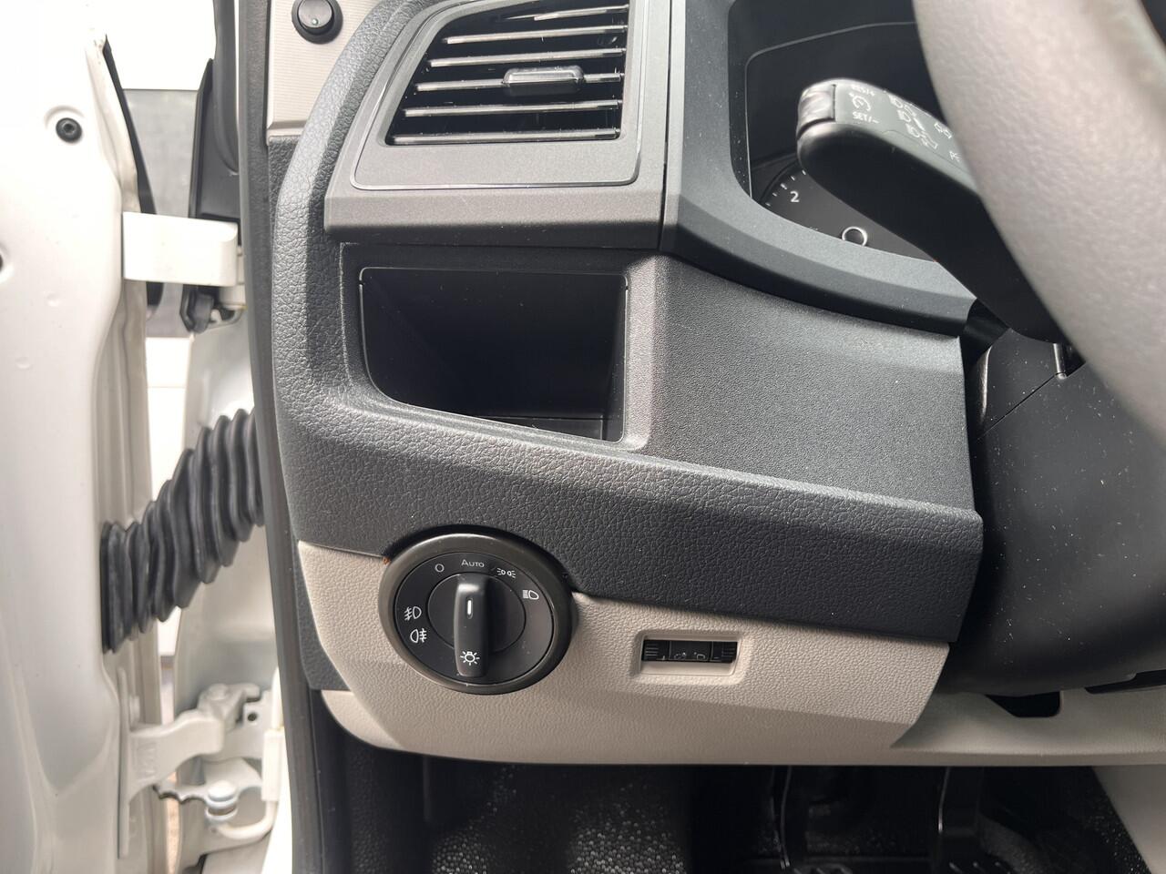 Volkswagen TRANSPORTER 2.0 TDI L2H1 DC Airco Cruise controle Trekhaak 2200kg trekgewicht Telefoonverbinding Kastinrichting Omvormer 5-Persoons Werkverlichting Euro 6