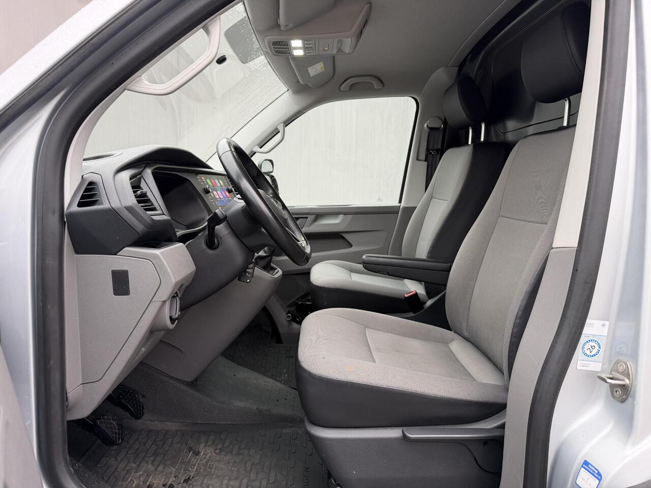 Volkswagen TRANSPORTER 2.0 TDI L2H1 150 Pk / 2.500 kg Trekgewicht / Standkachel / Dealer Onderhouden / Navigatie / Apple Carplay & Android Auto / Parkeersensoren voor en Achter / DAB / Armsteun /