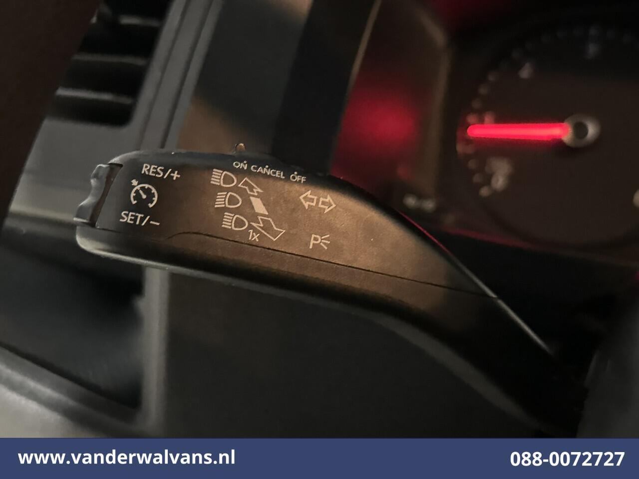 Volkswagen TRANSPORTER 2.0 TDI 150pk L2H1 Euro6 Airco | Camera | Leder | Cruisecontrol | 2500kg Trekhaak Parkeersensoren