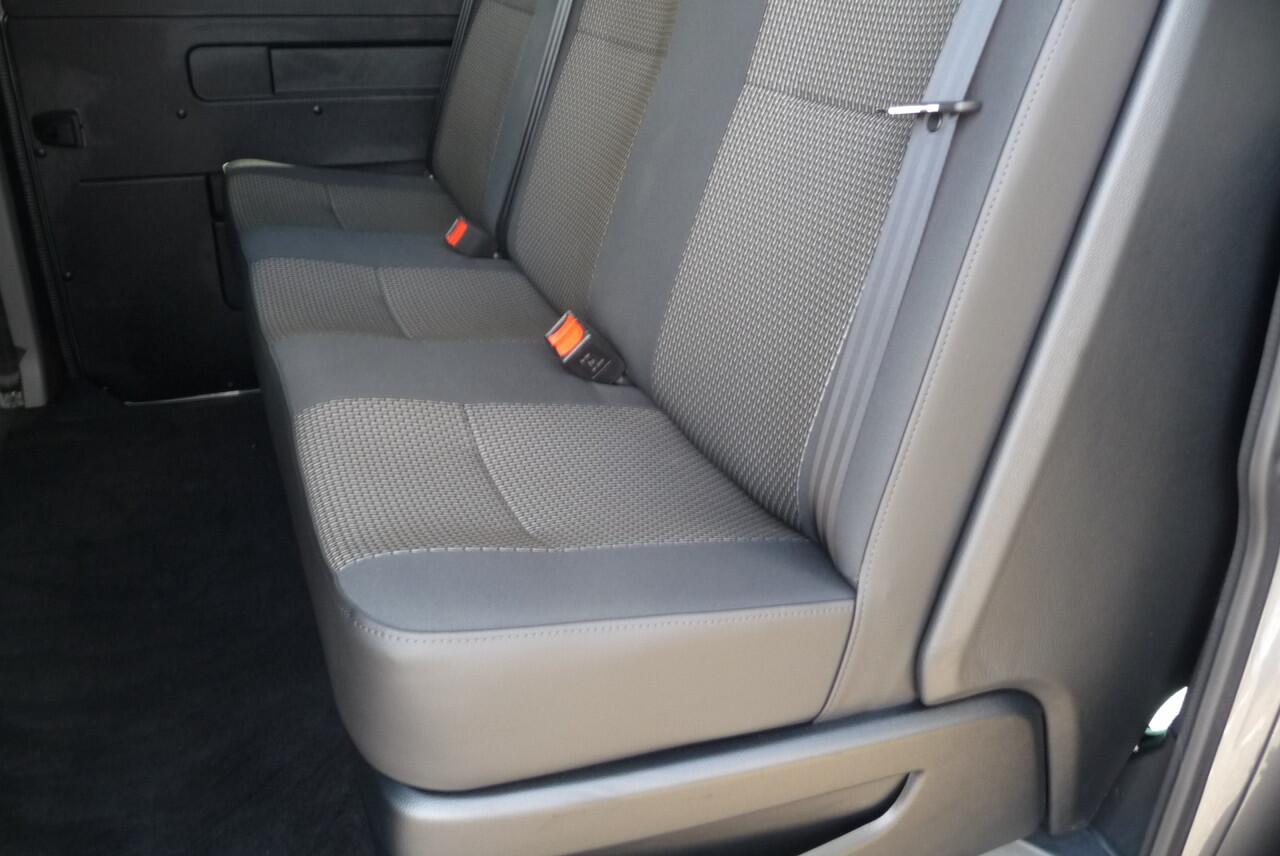 Volkswagen TRANSPORTER 2.0 TDI L2H1 30 Highline D C 5 zits Aut 204 pk 2 zijschuifdeur, trekhaak, BPM vrij dubbel cabine