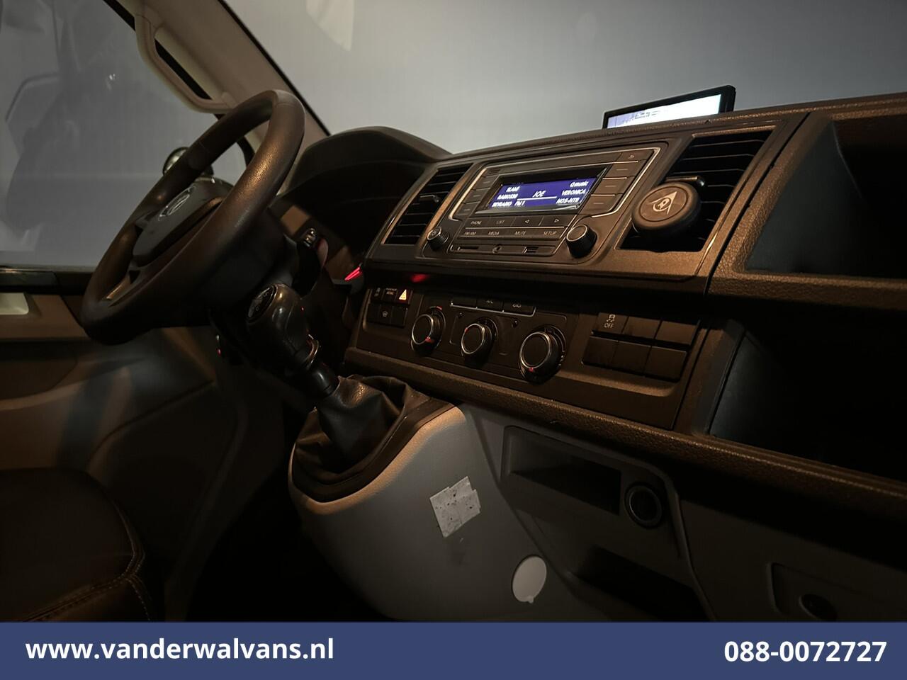 Volkswagen TRANSPORTER 2.0 TDI 150pk L2H1 Euro6 Airco | Camera | Leder | Cruisecontrol | 2500kg Trekhaak Parkeersensoren