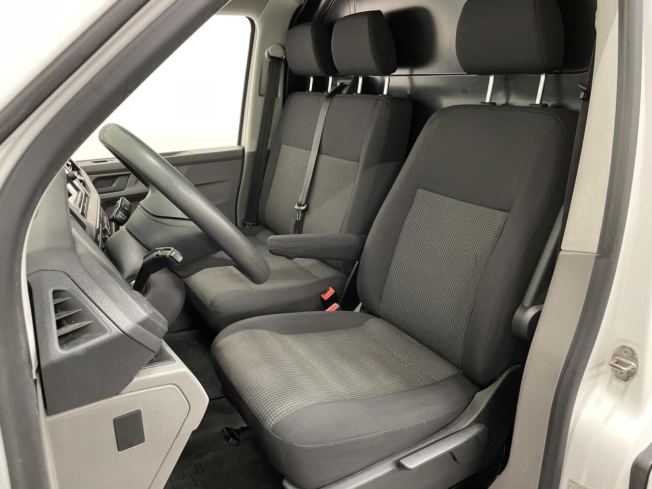 Volkswagen TRANSPORTER 2.0 TDI L2H1 28 Airco Cruise Control Apple CarPlay Trekhaak