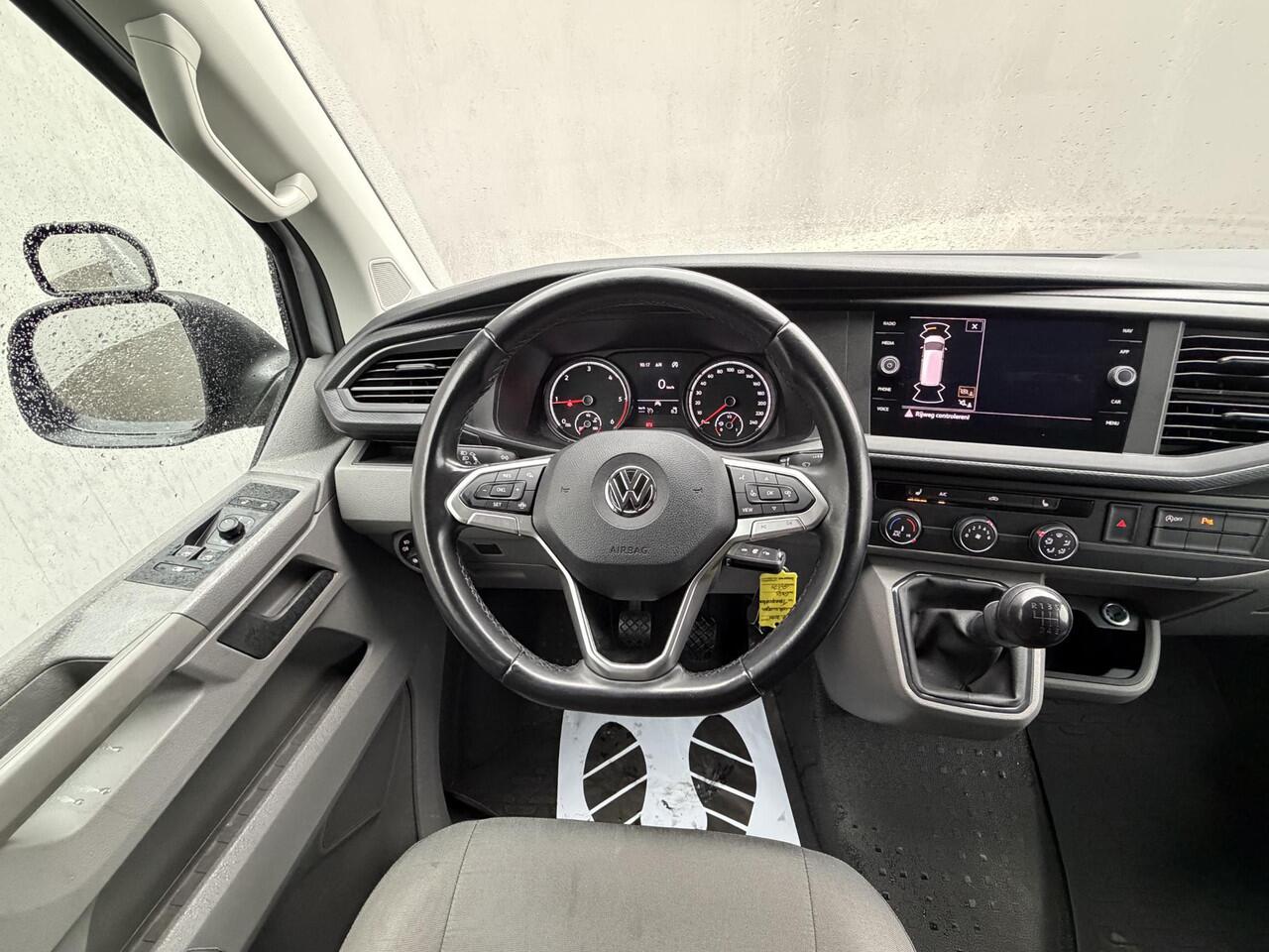 Volkswagen TRANSPORTER 2.0 TDI L2H1 150 Pk / 2.500 kg Trekgewicht / Standkachel / Dealer Onderhouden / Navigatie / Apple Carplay & Android Auto / Parkeersensoren voor en Achter / DAB / Armsteun /