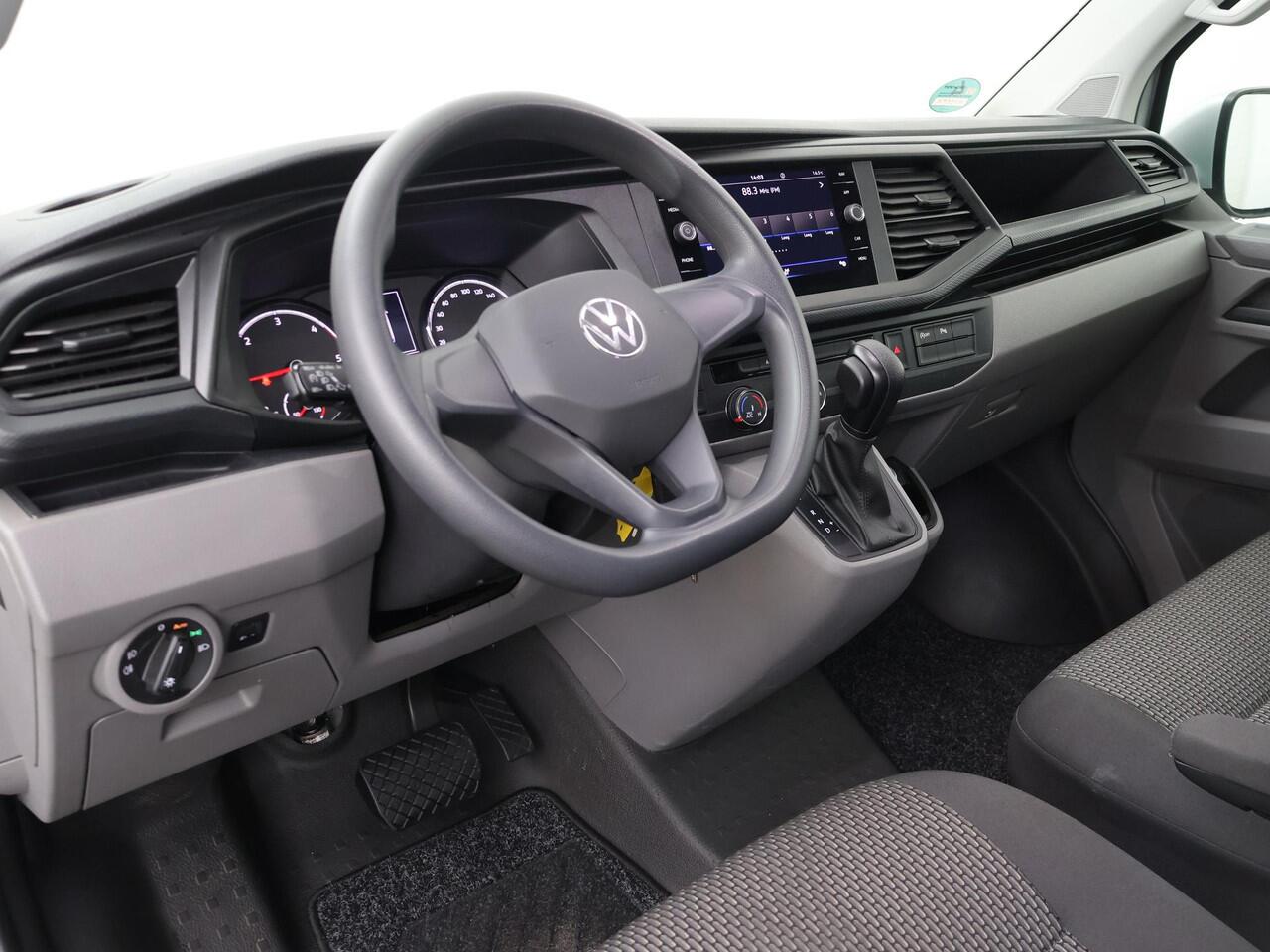 Volkswagen TRANSPORTER 2.0 TDI L2H1 30 DC Highline | 150 PK | Automaat | Trekhaak | Climate control | Parkeersensoren |