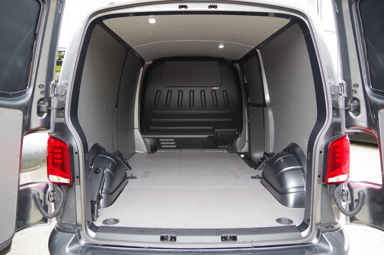 Volkswagen TRANSPORTER 2.0 TDI L2 30, 3-ZITS, 150PK AUT. LED, TREKHAAK, CAMERA, APPLE CARPLAY, STOELVERWARMING, STANDKACHEL, AIRCO