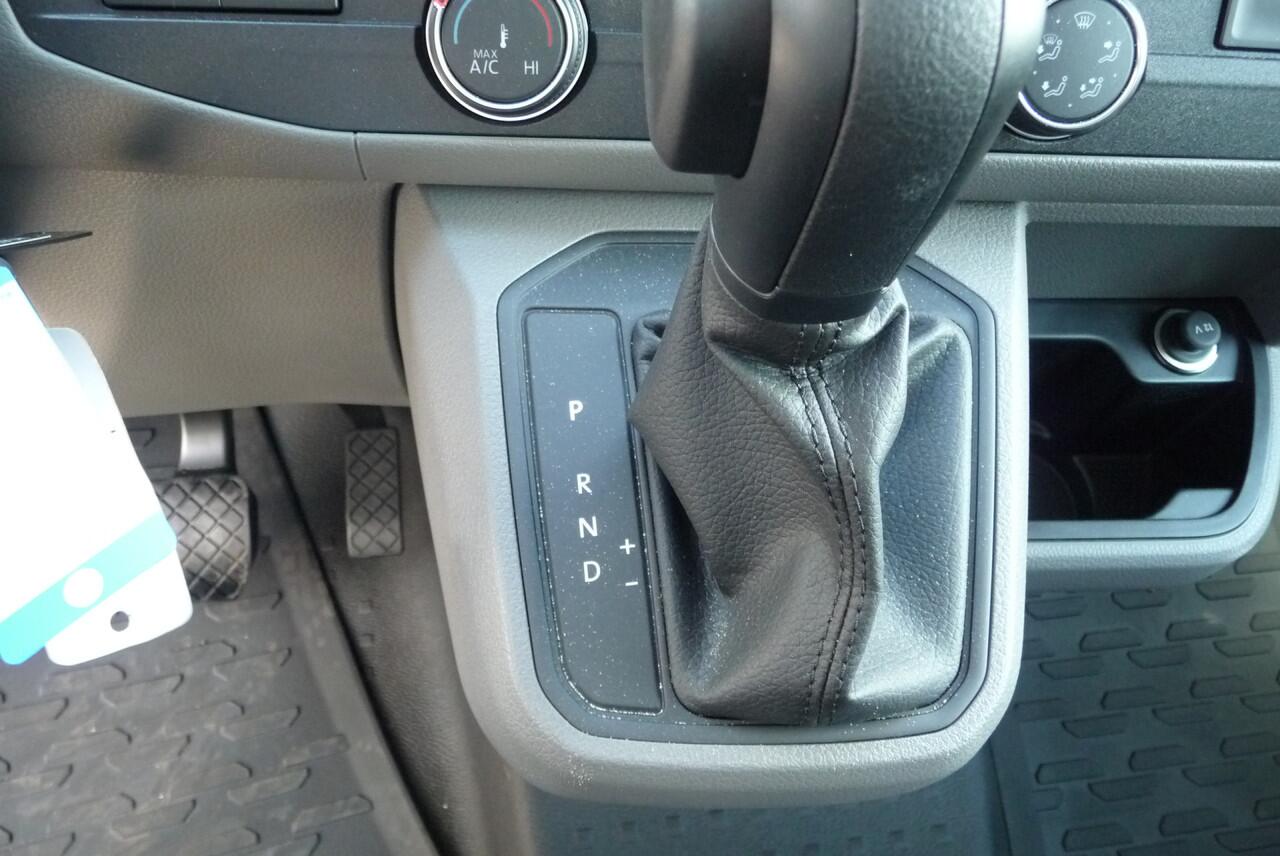 Volkswagen TRANSPORTER 2.0 TDI L2H1 30 Highline D C 5 zits Aut 204 pk 2 zijschuifdeur, trekhaak, BPM vrij dubbel cabine