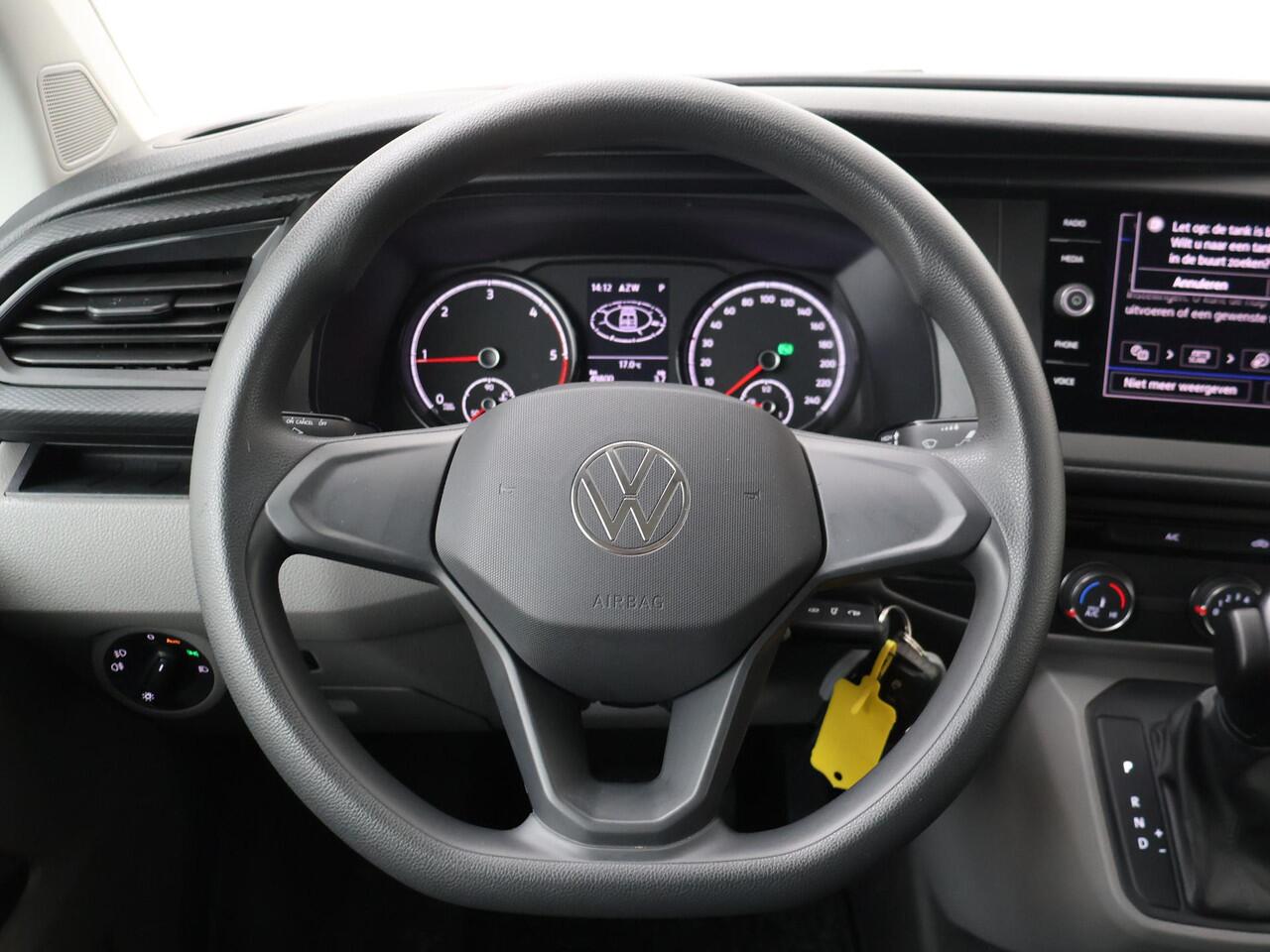 Volkswagen TRANSPORTER 2.0 TDI L2H1 30 DC Highline | 150 PK | Automaat | Trekhaak | Climate control | Parkeersensoren |