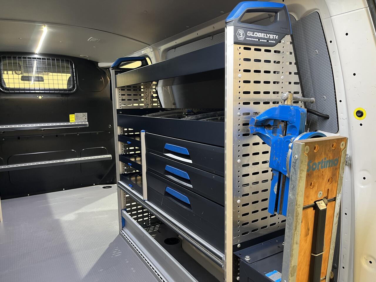 Volkswagen TRANSPORTER 2.0 TDI L2H1 4Motion 150 PK Automaat / Euro 6 / Servicebus / Sortimo Inrichting / Airco / Cruise Control / Camera / Trekhaak / CarPlay / Navigatie / Klep