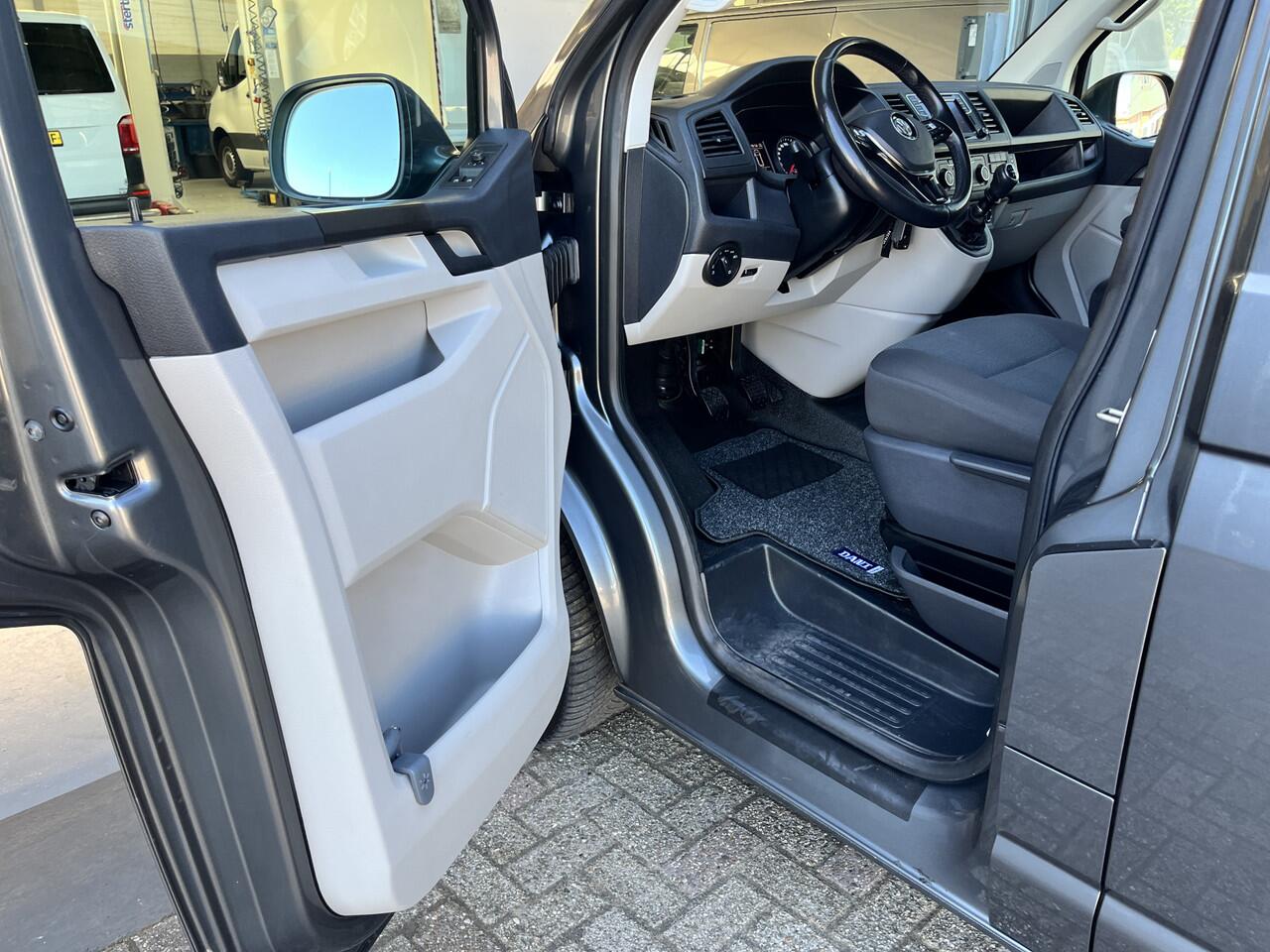 Volkswagen TRANSPORTER 2.0 TDI L1H1 DC Airco Cruise controle Telefoonverbinding Apple carplay Navigatiesysteem Stuurwielbediening Parkeersensoren schuifdeur Euro 6 DC 1e eigenaar Dealer onderhouden