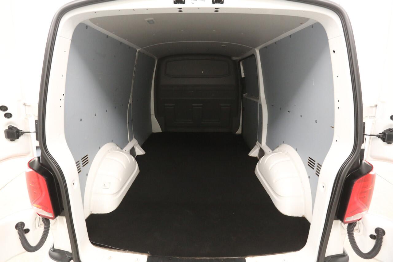 Volkswagen TRANSPORTER 2.0 TDI L2H1 | 150PK | Automaat | Carplay | Trekh. | Airco | Carplay | Cruise | Navi | Parkeersens.