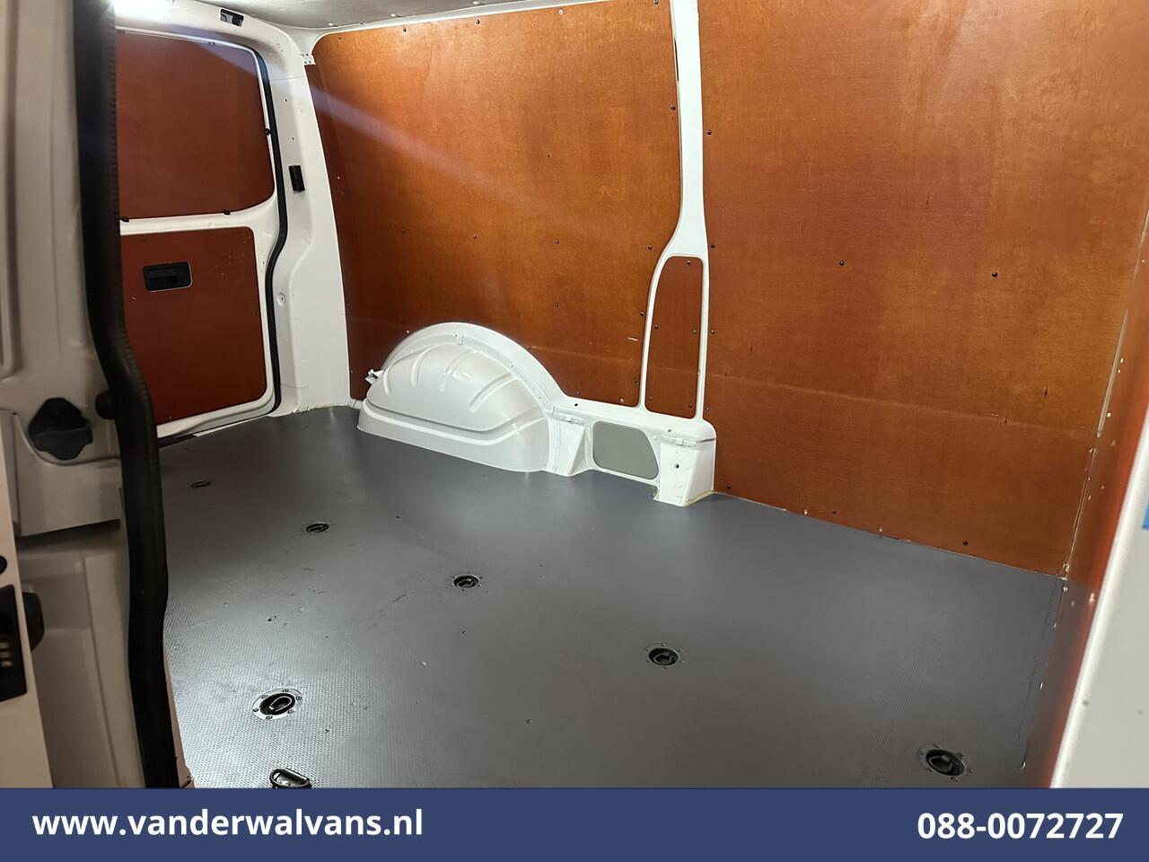 Volkswagen TRANSPORTER 2.0 TDI 150pk L2H1 Euro6 Airco | Camera | Leder | Cruisecontrol | 2500kg Trekhaak Parkeersensoren