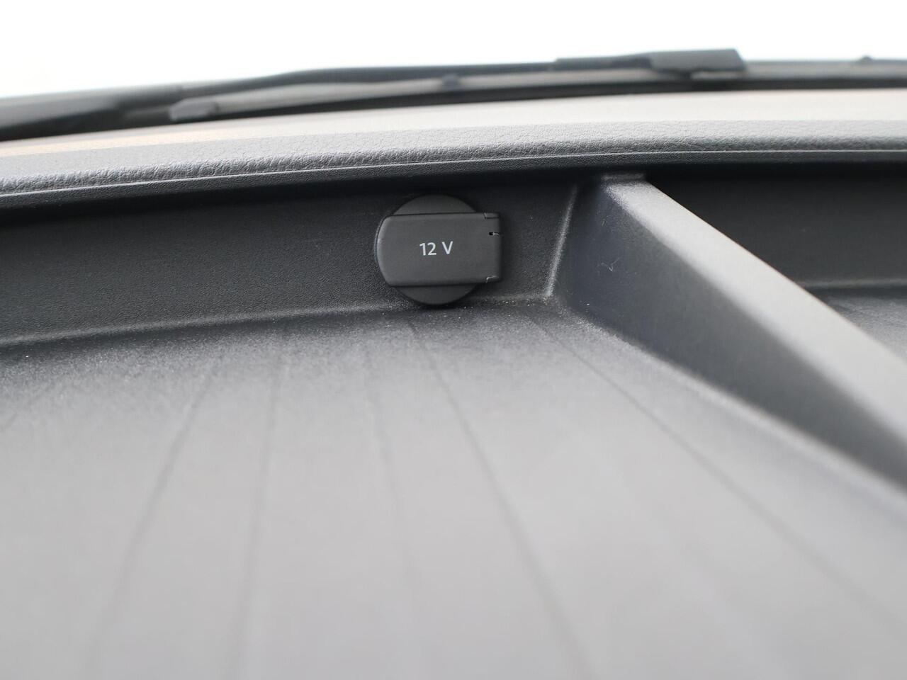 Volkswagen TRANSPORTER 2.0 TDI L2H1 30 DC Highline | 150 PK | Automaat | Dubbele Cabine | Trekhaak | Navigatiesysteem |