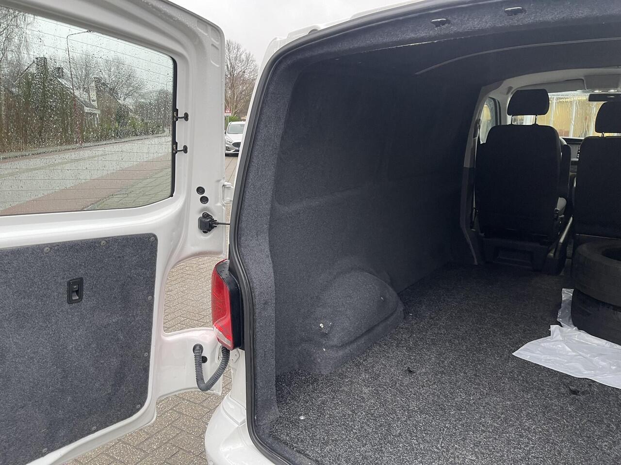 Volkswagen TRANSPORTER 2.0 TDI L1H1 26 Economy Business | Erg netjes! | 90pk SCI Trekhaak | Apple Carplay | Airco | Gestoffeerde laadruimte | Parkeersensoren