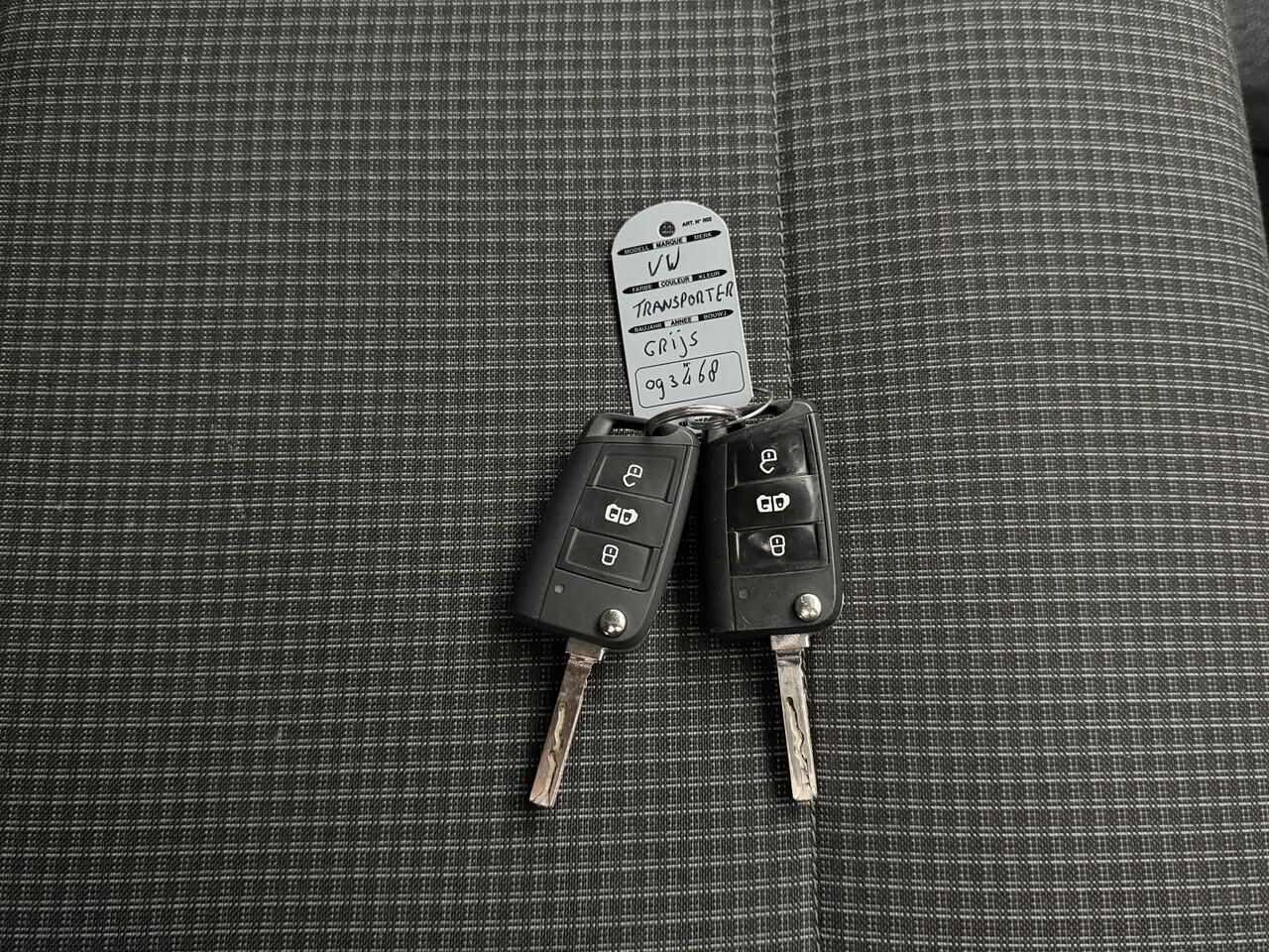 Volkswagen TRANSPORTER 2.0TDI 150PK 4-Motion Business | Achterdeuren | Airco | Cruise | Betimmering | 3-Persoons