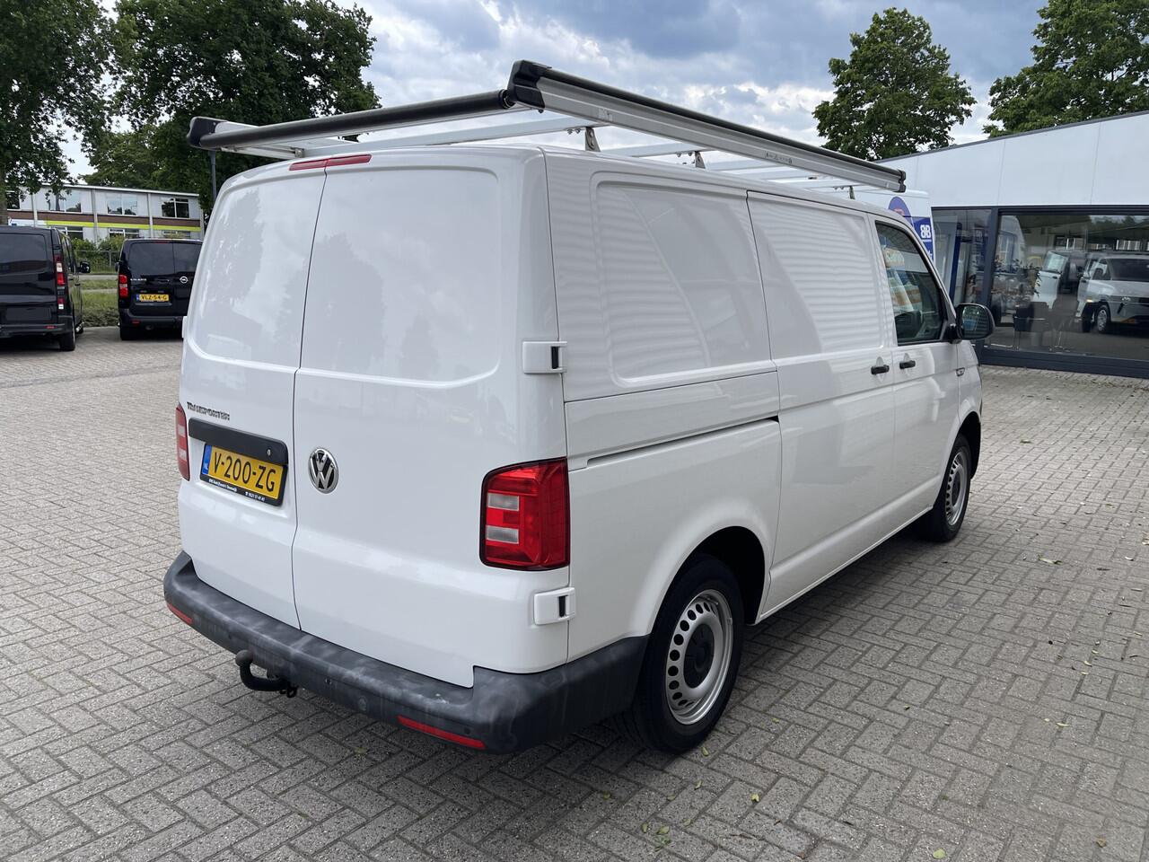 Volkswagen TRANSPORTER 2.0 TDI 102pk L1H1 Comfortline / bpm vrij / euro 6 diesel / prijs rijklaar ¤ 16.950 ex btw / lease vanaf ¤ 285 / Bott ingerichte laadruimte / airco / cruise / trekhaak 2200 kg !