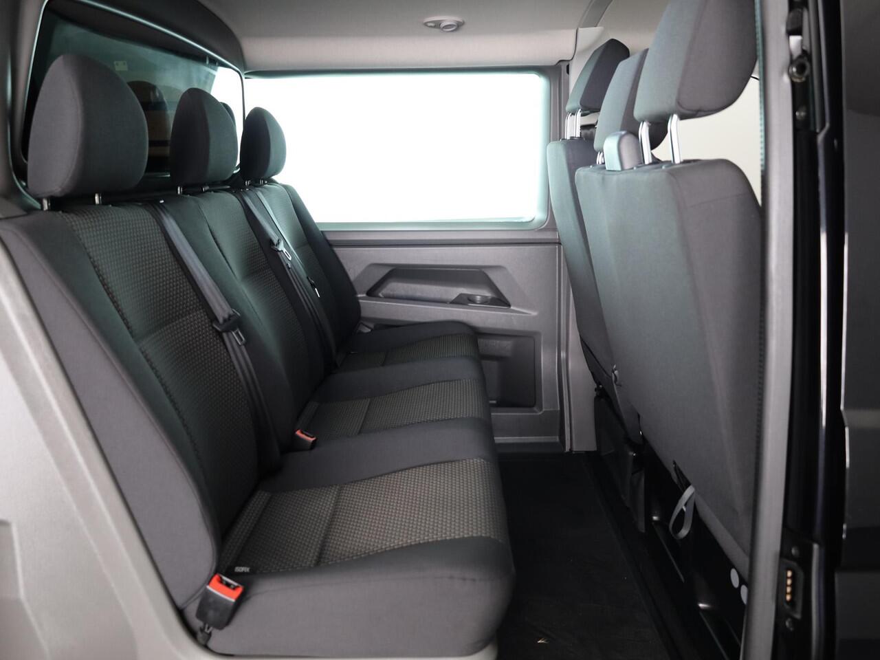 Volkswagen TRANSPORTER 2.0 TDI L2H1 30 DC Highline 150 PK DSG | 50% korting op pakket | Verlengde garantie | Navigatie | Trekhaak | Luxe dubbelcabine |