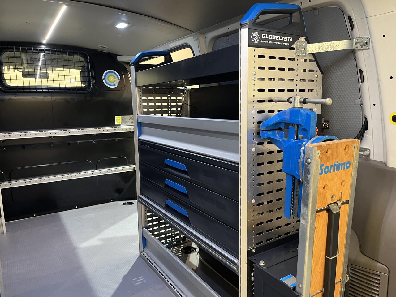 Volkswagen TRANSPORTER 2.0 TDI L1H1 150 PK 4Motion 4x4 / Servicebus / Sortimo Inrichting / Euro 6 / Airco / 220V. / Cruise Control / Trekhaak / Camera / CarPlay