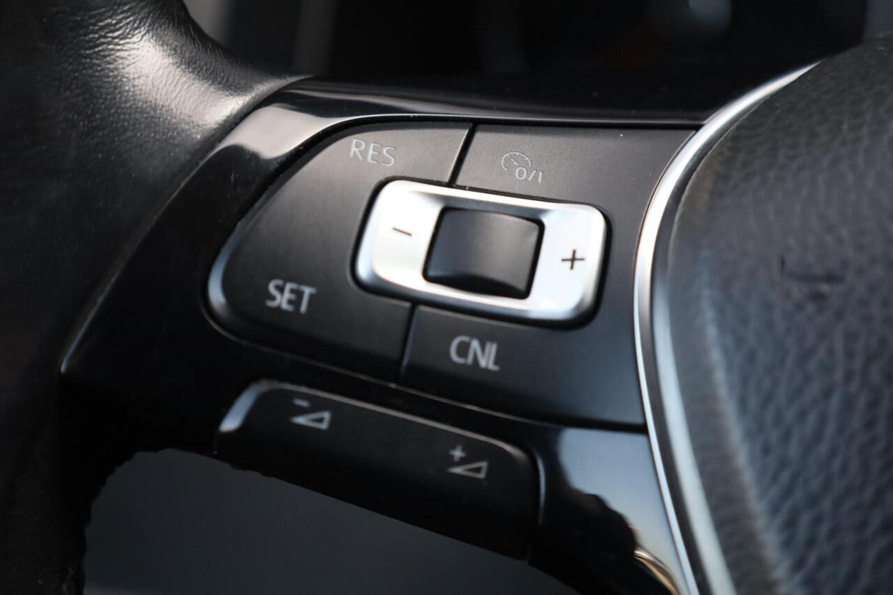 Volkswagen TRANSPORTER 2.0 TDI L2H1 Highline 102PK / 75kW, Highline, achterdeuren met ruit en wisser, navigatie, multifunctioneel lederen stuurwiel, parkeersensoren voor en achter (pdc), trekhaak, voorruit verwarming, cruise control, licht en regensensor, airco