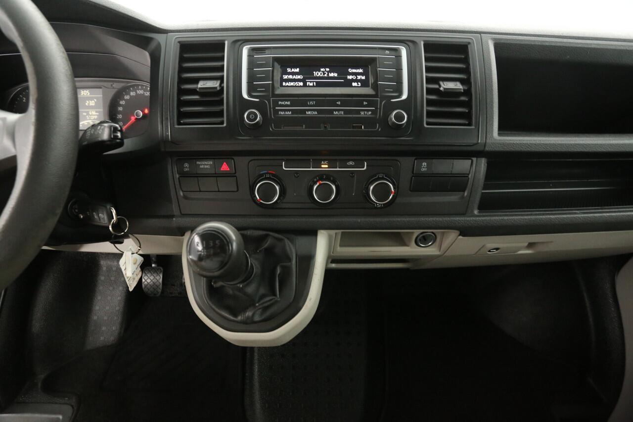 Volkswagen TRANSPORTER 2.0 TDI L2H1 | 140PK | DC | Airco | Trekhaak | Elektrpakket