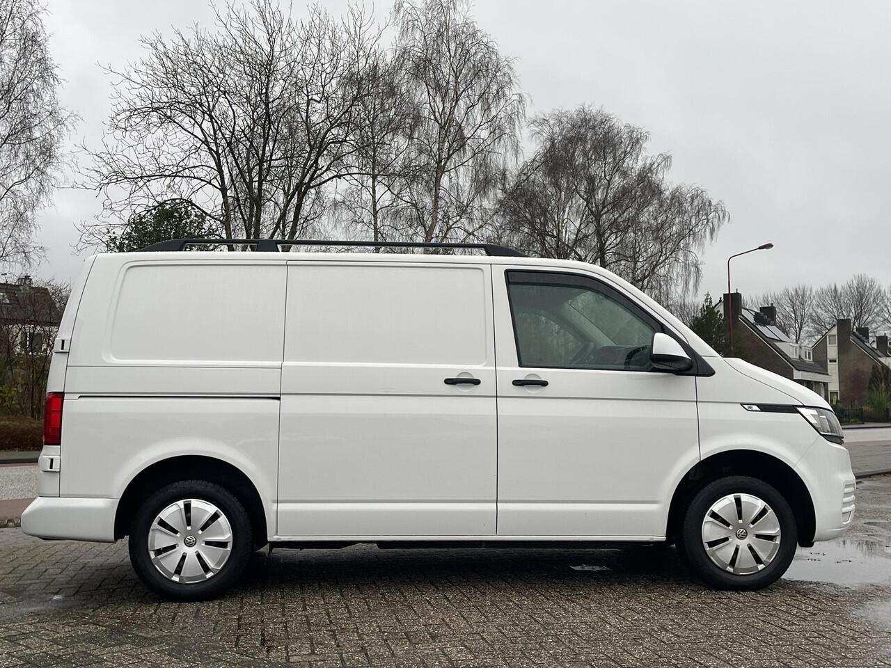 Volkswagen TRANSPORTER 2.0 TDI L1H1 26 Economy Business | Erg netjes! | 90pk SCI Trekhaak | Apple Carplay | Airco | Gestoffeerde laadruimte | Parkeersensoren