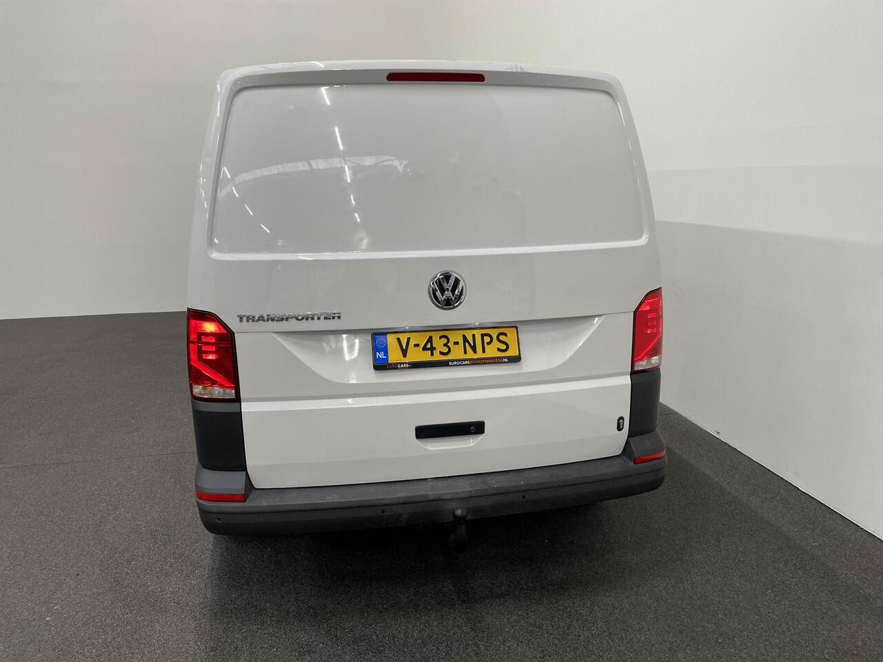Volkswagen TRANSPORTER 2.0 TDI L2H1 28 Airco Cruise Control Apple CarPlay Trekhaak