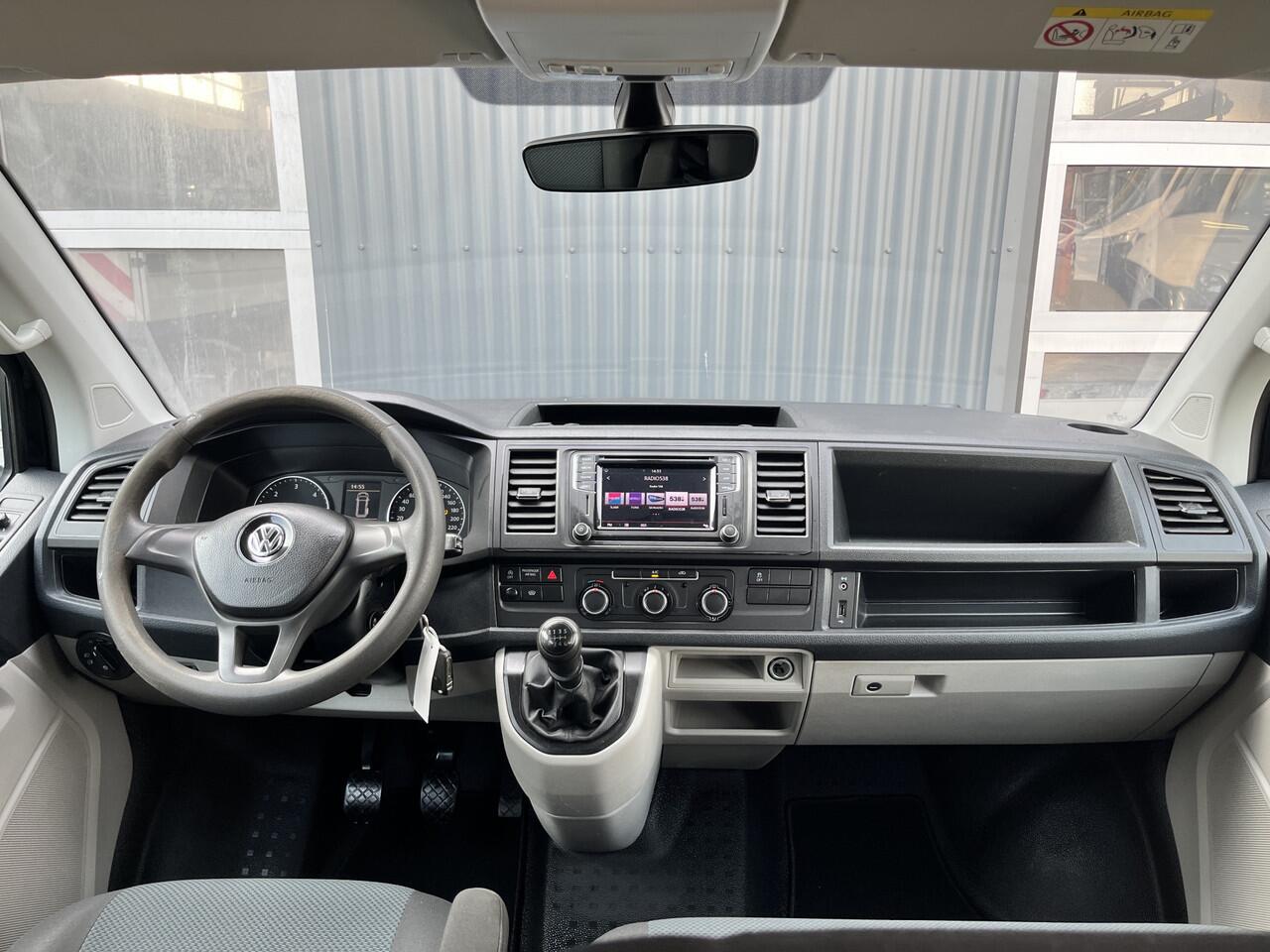 Volkswagen TRANSPORTER 2.0 TDI L2H1 DC 150pk Airco Cruise controle Telefoonverbinding Trekhaak 2500kg trekgewicht Navigatiesysteem schuifdeur Euro 6 DC 1e eigenaar Dealer onderhouden