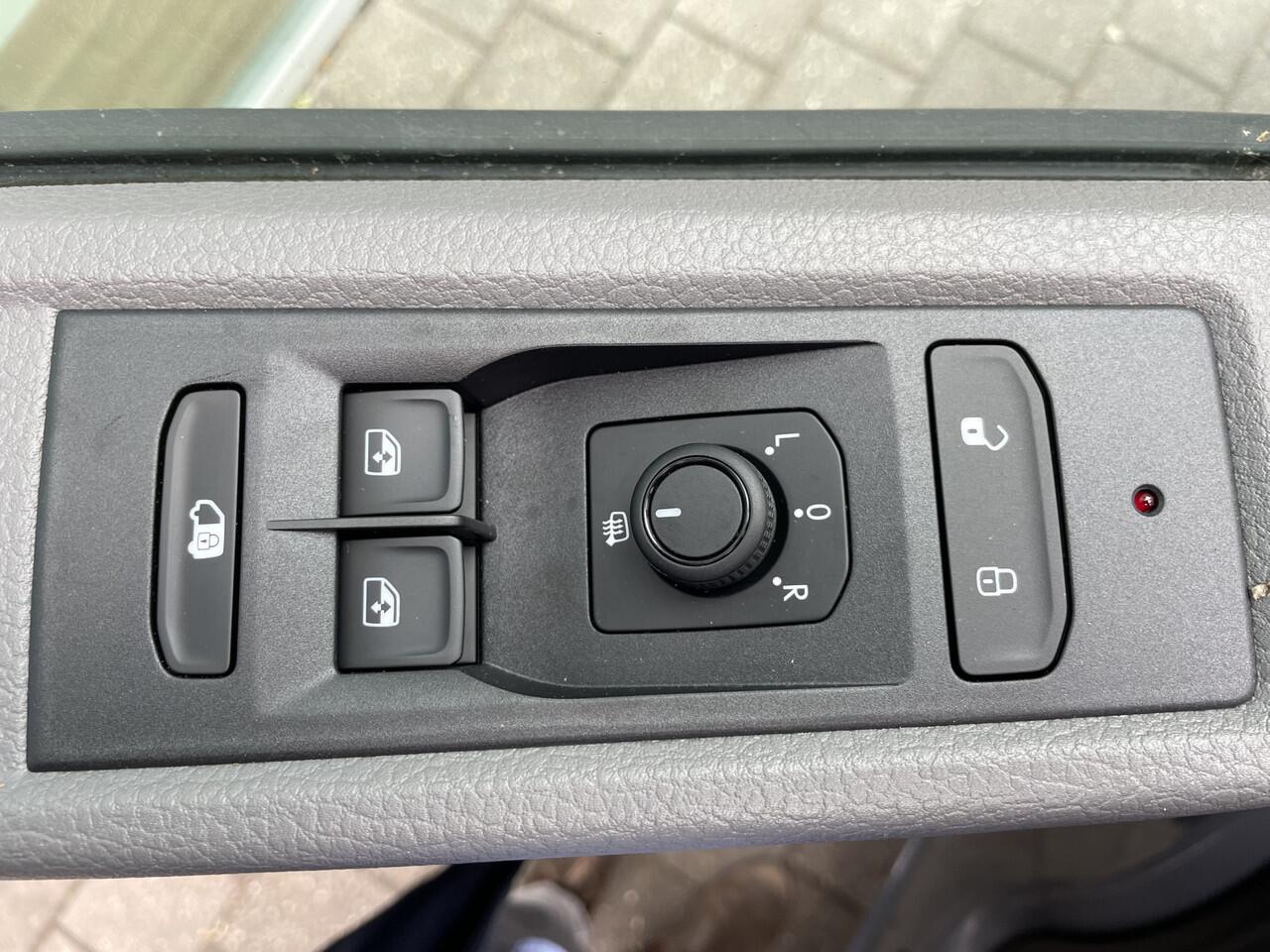 Volkswagen TRANSPORTER 2.0 TDI 150 pk L2H1 28 | PDC | App connect | Cruise control | Bijrijdersbank