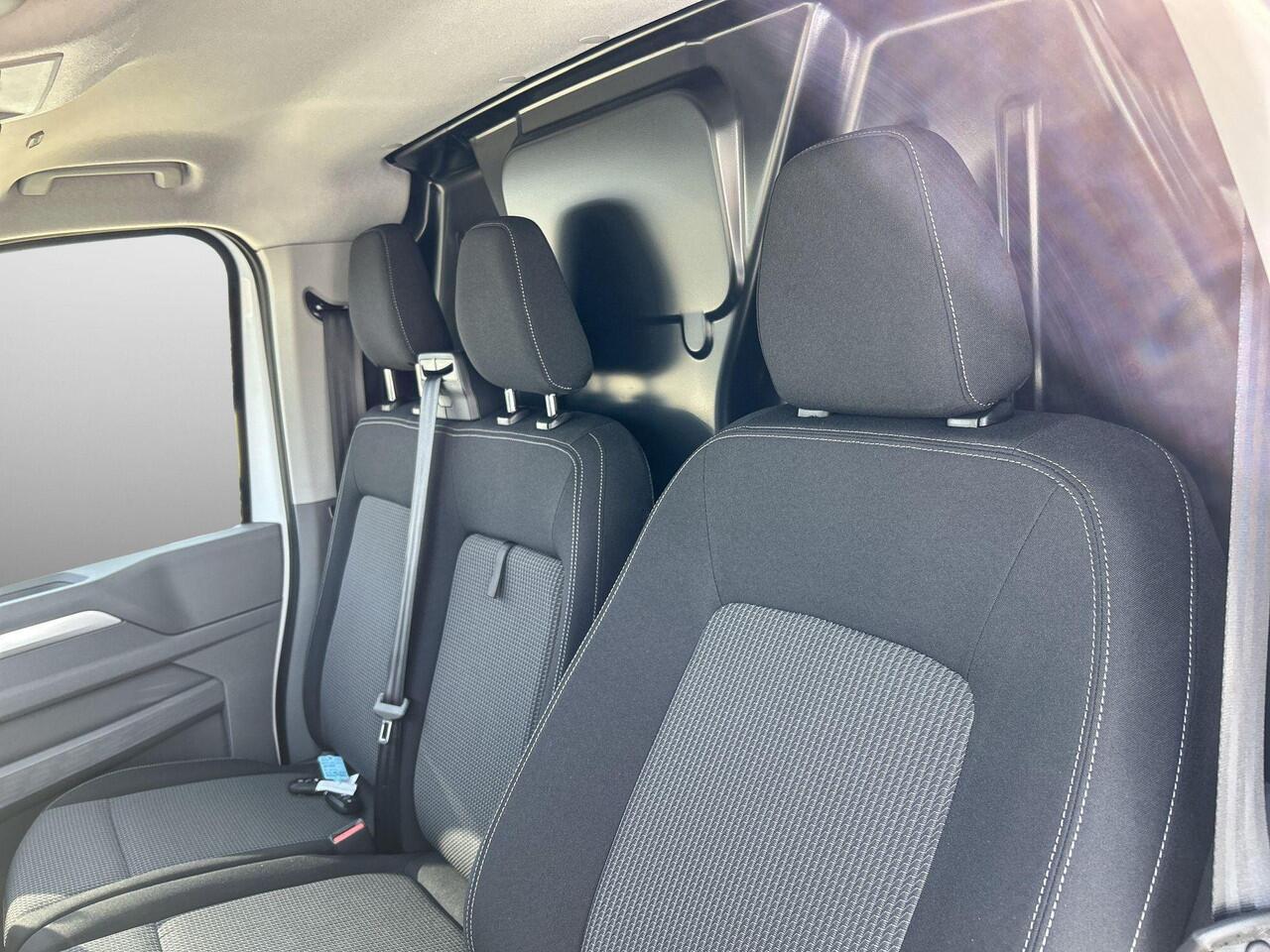 Volkswagen TRANSPORTER Bedrijfswagens Life L1 2.0 TDI EU6 110 kW 150 pk 6 versn. hand | BPM vrij | Achterdeuren zonder ruit | Zitpakket 3 voor Life & Style - armleuningen, bijrijdersbank met doorlaadfunctie en klaptafel | Multifunctioneel kunstlederen stuurwiel |