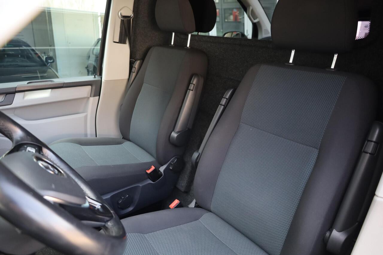 Volkswagen TRANSPORTER 2.0 TDI L2H1 Highline 102PK / 75kW, Highline, achterdeuren met ruit en wisser, navigatie, multifunctioneel lederen stuurwiel, parkeersensoren voor en achter (pdc), trekhaak, voorruit verwarming, cruise control, licht en regensensor, airco