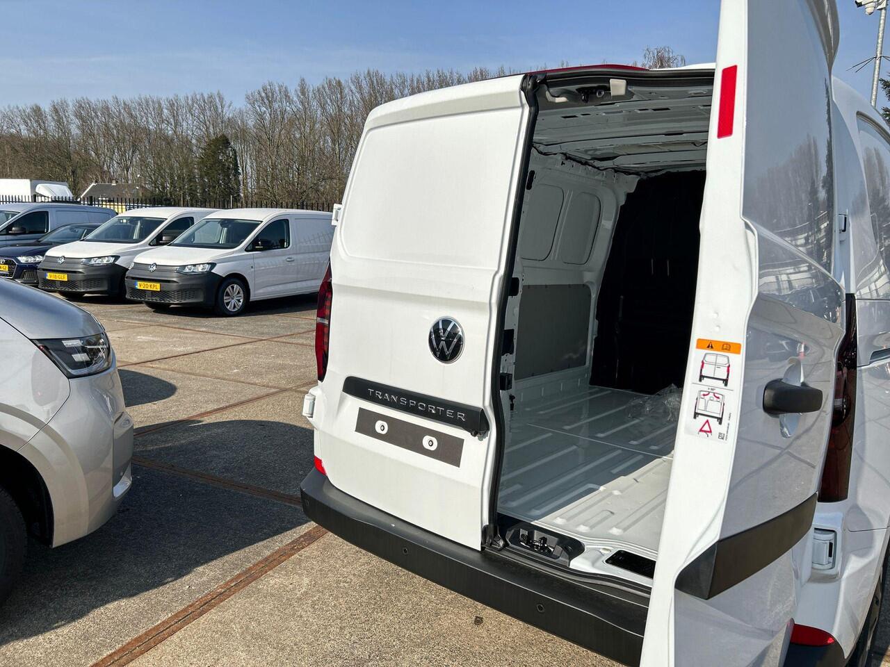 Volkswagen TRANSPORTER Bedrijfswagens Life L1 2.0 TDI EU6 110 kW 150 pk 6 versn. hand | BPM vrij | Achterdeuren zonder ruit | Zitpakket 3 voor Life & Style - armleuningen, bijrijdersbank met doorlaadfunctie en klaptafel | Multifunctioneel kunstlederen stuurwiel |