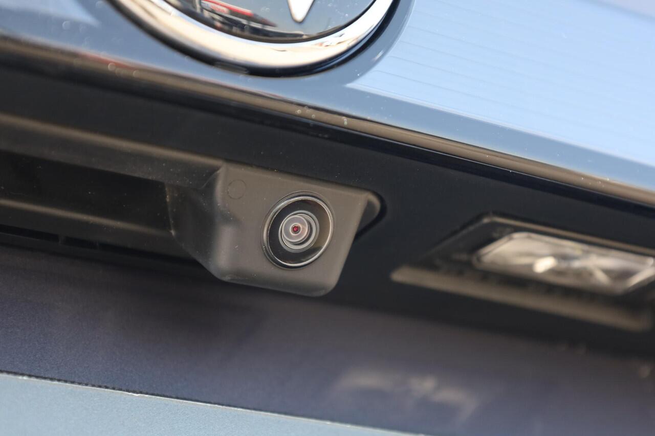 Volkswagen TRANSPORTER 2.0 TDI L2H1 30 PanAmericana 150PK / 110kW, Achteruitrijcamera (rear view), verwarmbare stoelen (bestuurder + bijrijder), Apple Carplay & Android Auto, adaptieve cruise control (acc) met Stop & Go, Lane Assist, volledig digitaal instrumentenpaneel, Keyles