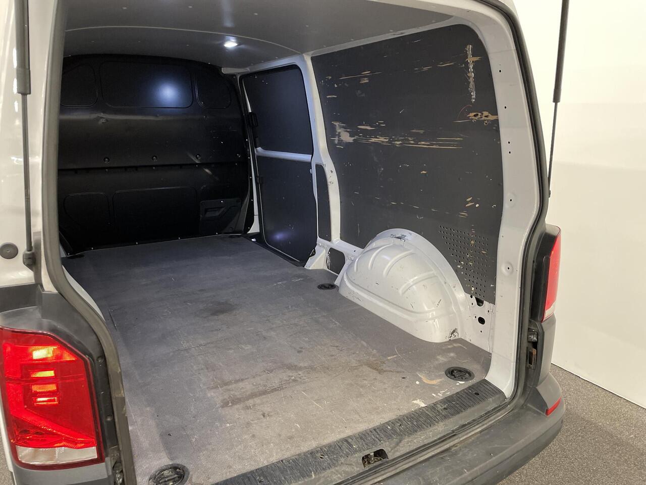 Volkswagen TRANSPORTER 2.0 TDI L2H1 28 Airco Cruise Control Apple CarPlay Trekhaak