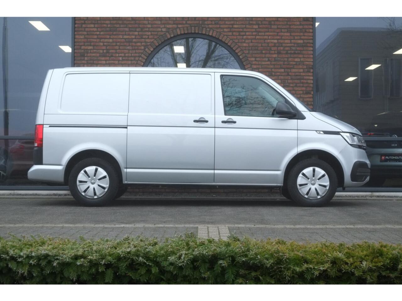 Volkswagen TRANSPORTER 2.0 TDI DSG 150pk L1H1 32 Navigatie, 3 zits euro 6 (5,8m3)