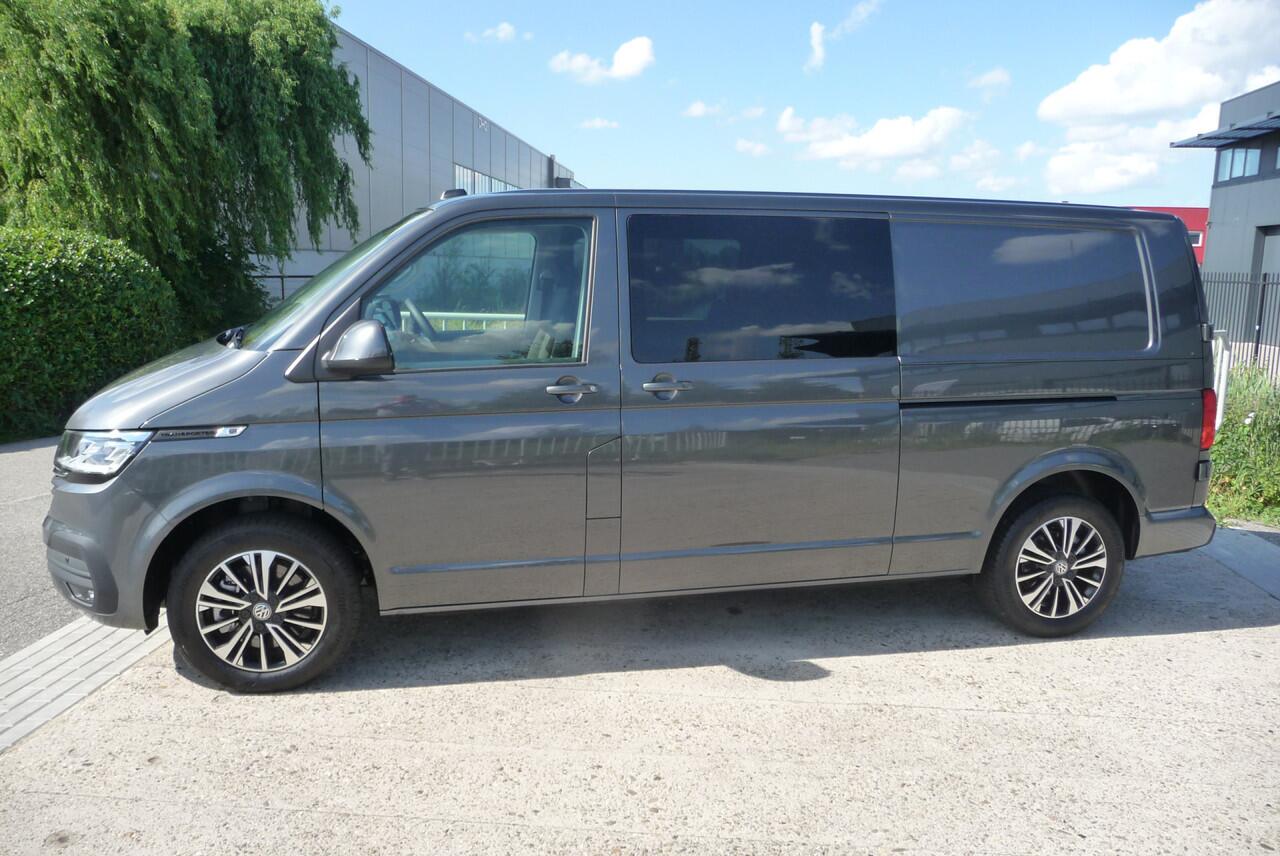 Volkswagen TRANSPORTER 2.0 TDI L2H1 30 Highline D C 5 zits Aut 204 pk 2 zijschuifdeur, trekhaak, BPM vrij dubbel cabine