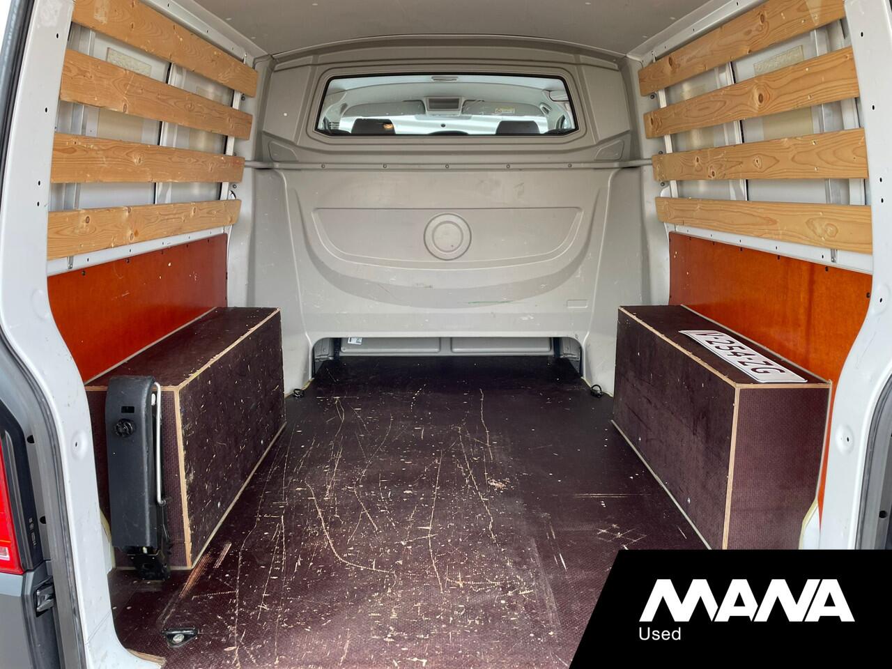 Volkswagen TRANSPORTER 2.0TDI L2H1 102PK DC Comfortline 5 Zits Airco Trekhaak