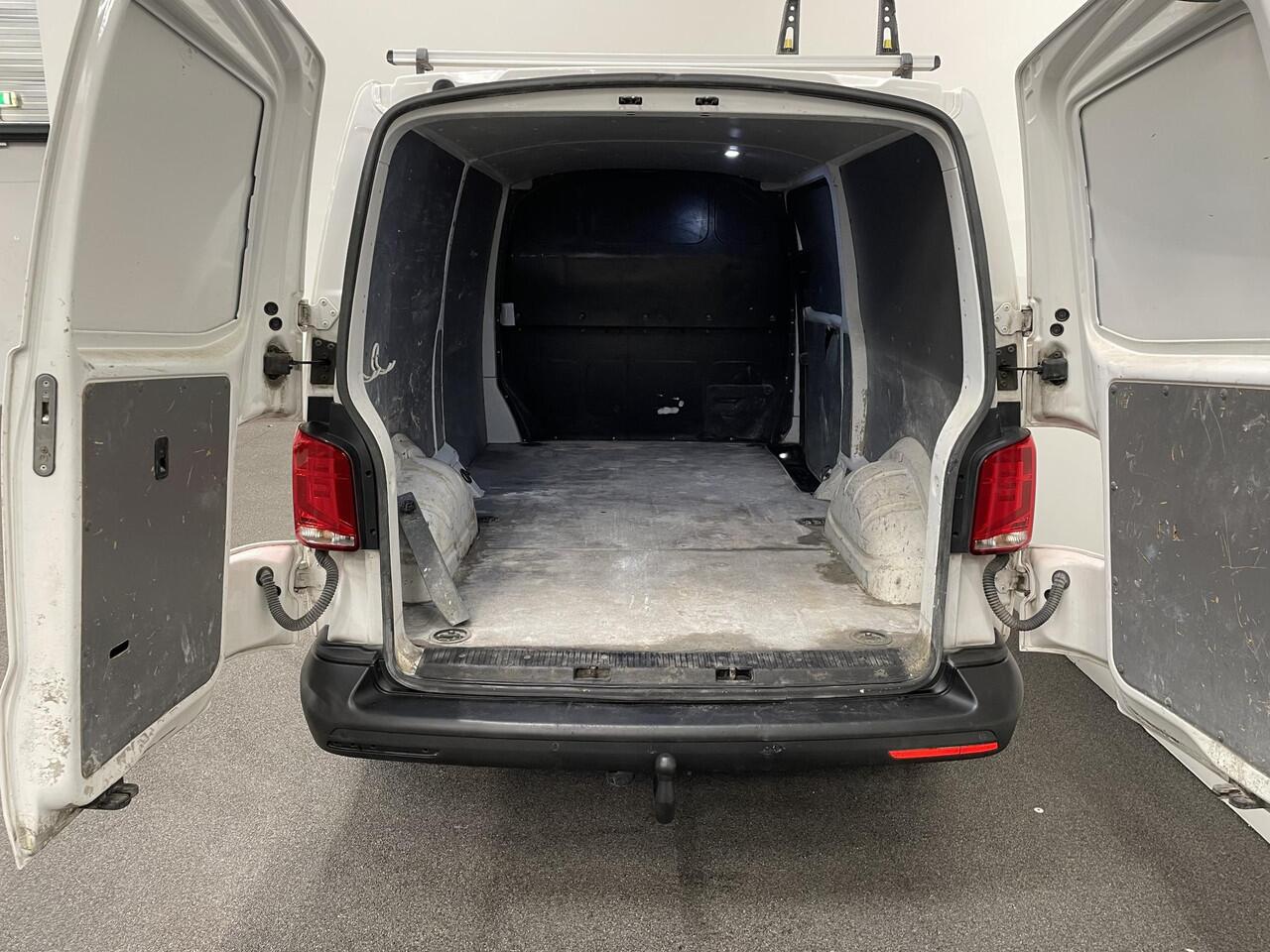 Volkswagen TRANSPORTER 2.0 TDI L2H1 110PK T6.1 Airco Cruise Control Apple CarPlay/MirrorLink Trekhaak