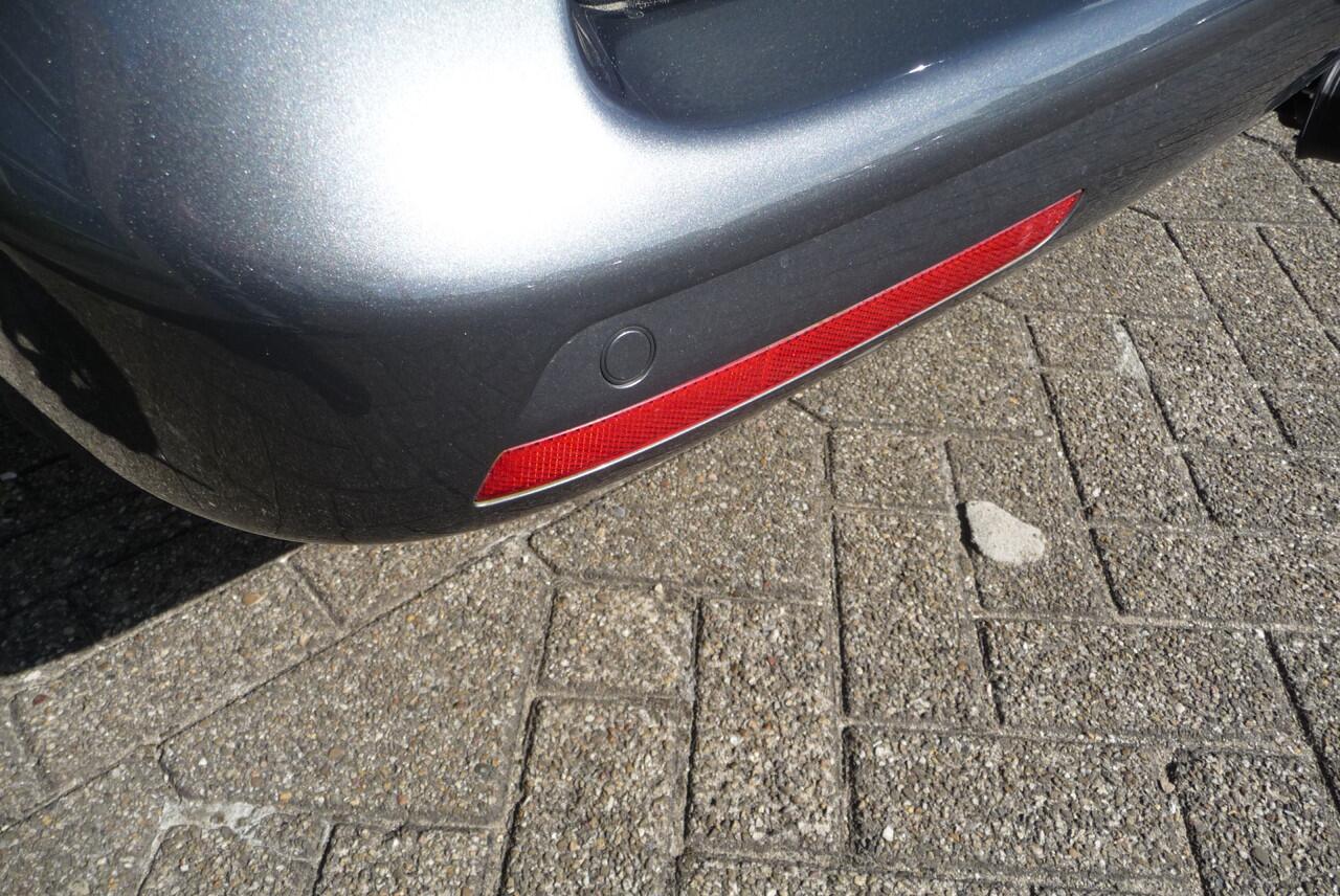 Volkswagen TRANSPORTER 2.0 TDI L2H1 30 Highline D C 5 zits Aut 204 pk 2 zijschuifdeur, trekhaak, BPM vrij dubbel cabine