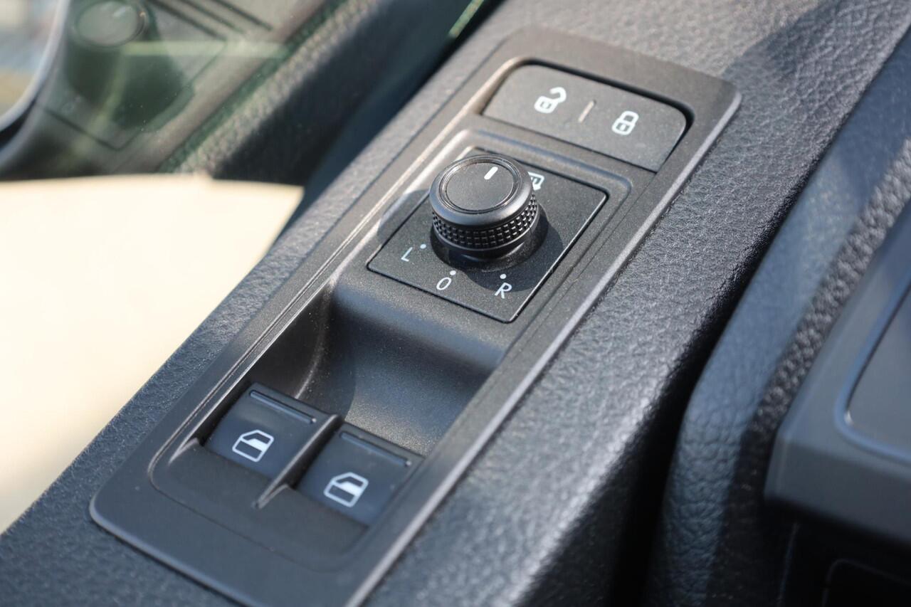 Volkswagen TRANSPORTER 2.0 TDI L2H1 Highline 102PK / 75kW, Highline, achterdeuren met ruit en wisser, navigatie, multifunctioneel lederen stuurwiel, parkeersensoren voor en achter (pdc), trekhaak, voorruit verwarming, cruise control, licht en regensensor, airco