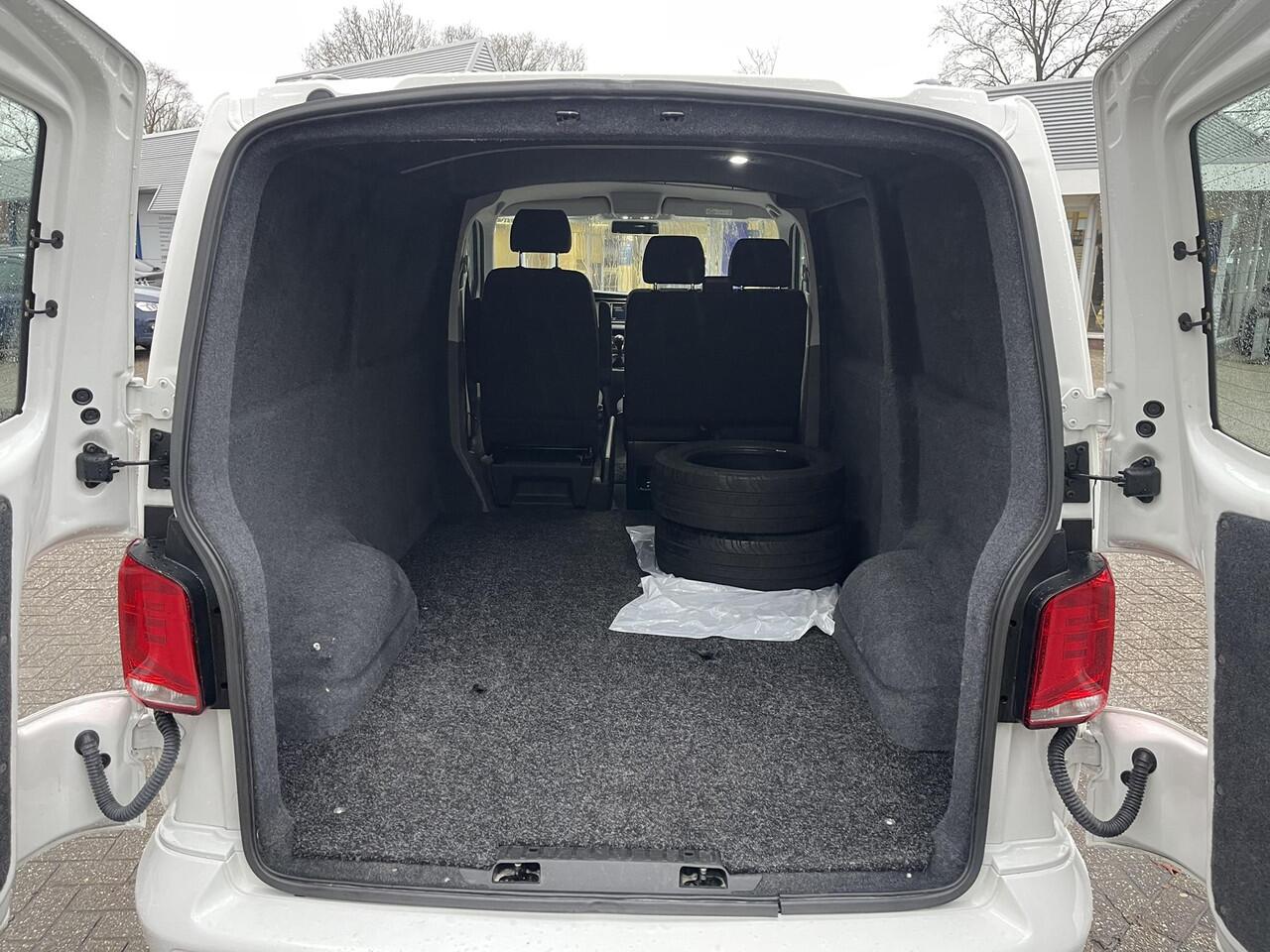 Volkswagen TRANSPORTER 2.0 TDI L1H1 26 Economy Business | Erg netjes! | 90pk SCI Trekhaak | Apple Carplay | Airco | Gestoffeerde laadruimte | Parkeersensoren