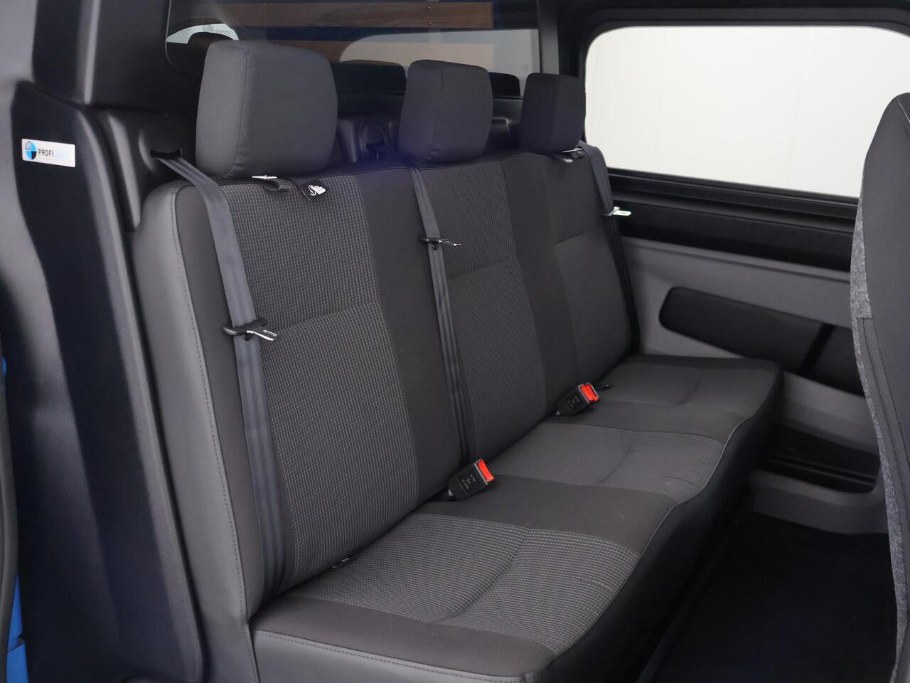 Volkswagen TRANSPORTER 2.0 TDI L2H1 30 Bulli Dubbele Cabine | BPM-vrij | 170 Pk Automaat Dubbele Cabine 5-Persoons | Navigatie Apple Carplay / Android Auto DAB+