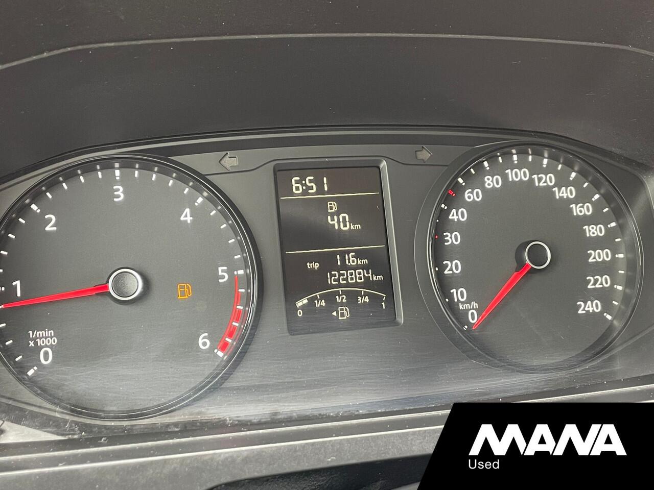 Volkswagen TRANSPORTER 2.0TDI L2H1 102PK DC Comfortline 5 Zits Airco Trekhaak