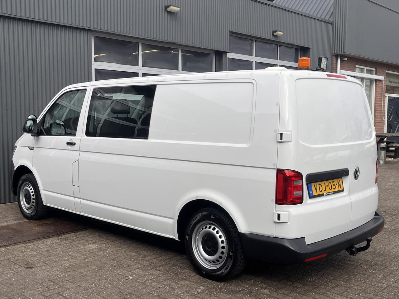 Volkswagen TRANSPORTER 2.0 TDI L2H1 DC Airco Cruise controle Trekhaak 2200kg trekgewicht Telefoonverbinding Kastinrichting Omvormer 5-Persoons Werkverlichting Euro 6