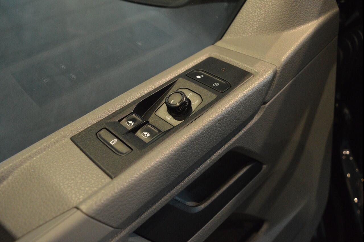 Volkswagen TRANSPORTER 2.0 TDI L2H1 28 airco cruise trekhaak carplay 150 pk !!