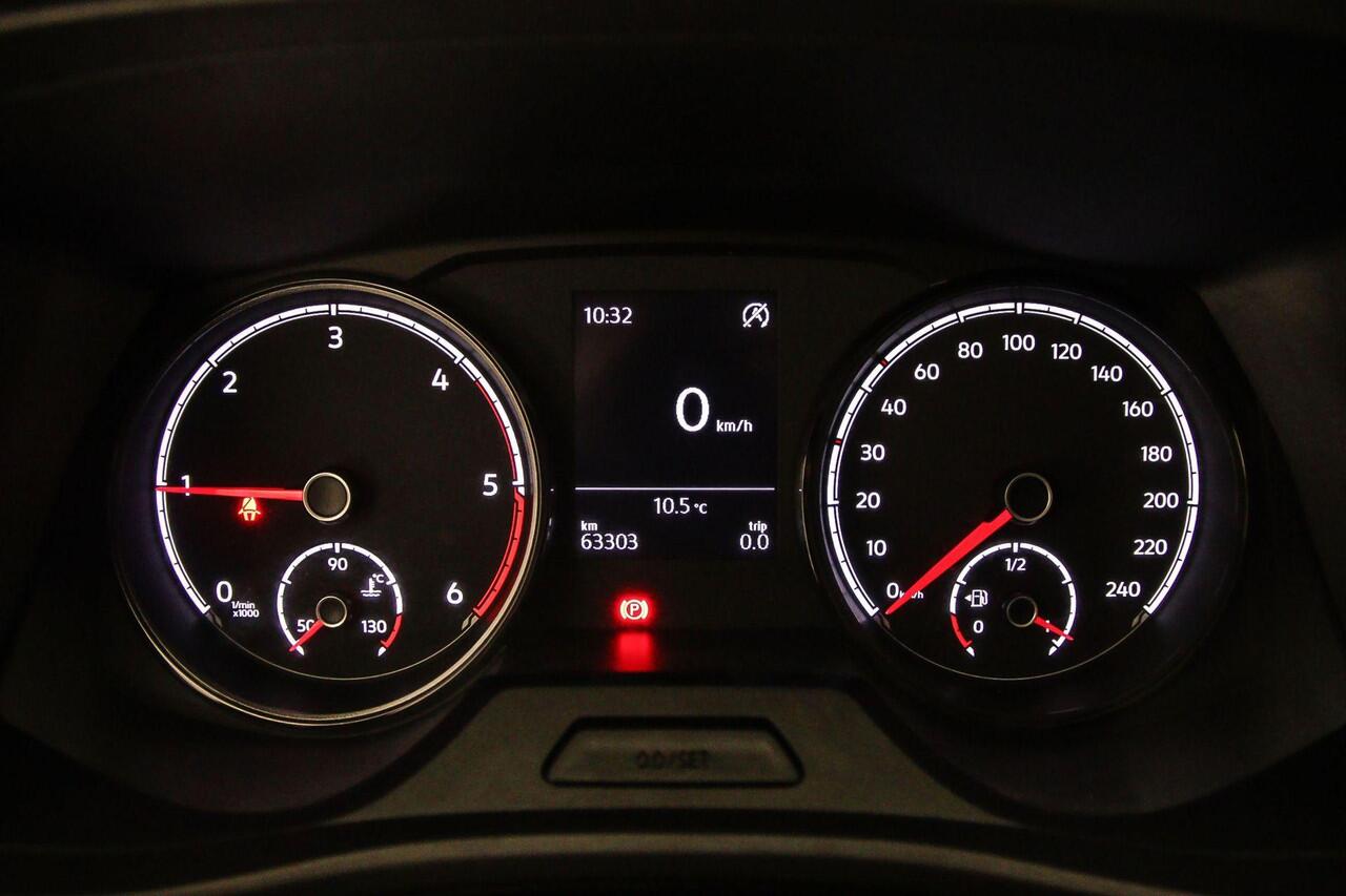 Volkswagen TRANSPORTER 2.0 TDI 110pk L2 Dubbele Cabine | 6-zitplaatsen | Betimmering | Trekhaak | Navigatie (Apple carplay / Android Auto)