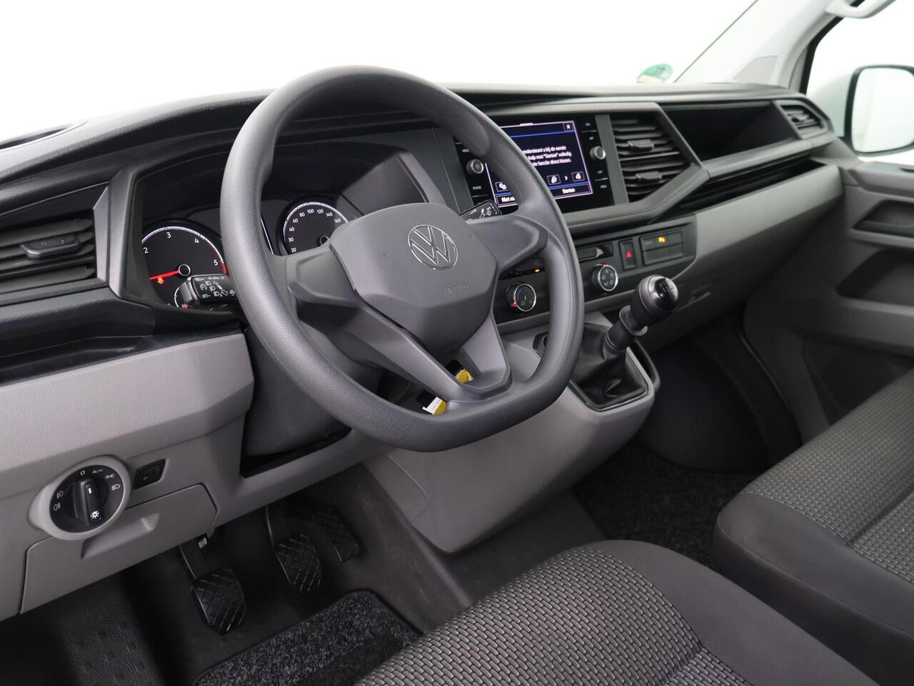 Volkswagen TRANSPORTER 2.0 TDI L2H1 30 DC Highline | 110 PK | Trekhaak | Navigatiesysteem | Cruise control |