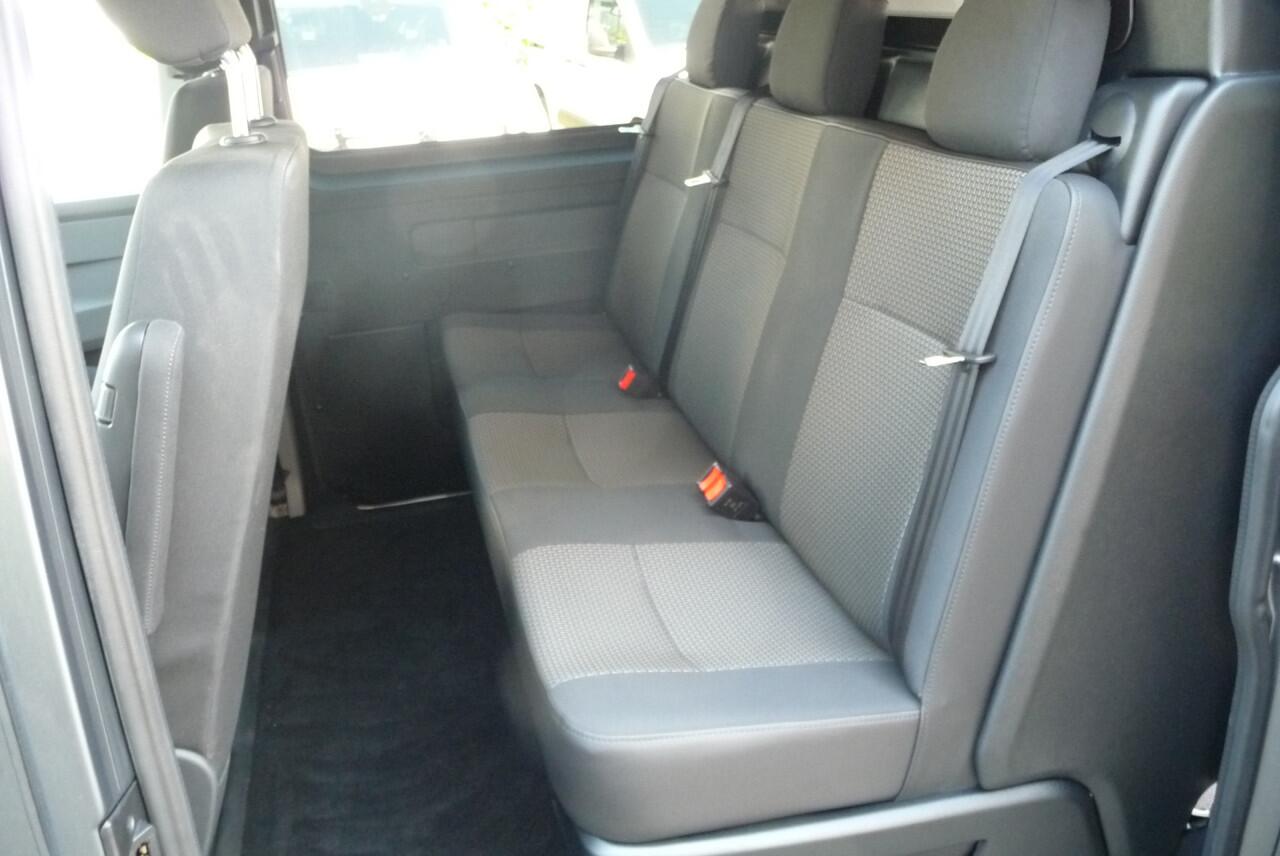 Volkswagen TRANSPORTER 2.0 TDI L2H1 30 Highline D C 5 zits Aut 204 pk 2 zijschuifdeur, trekhaak, BPM vrij dubbel cabine