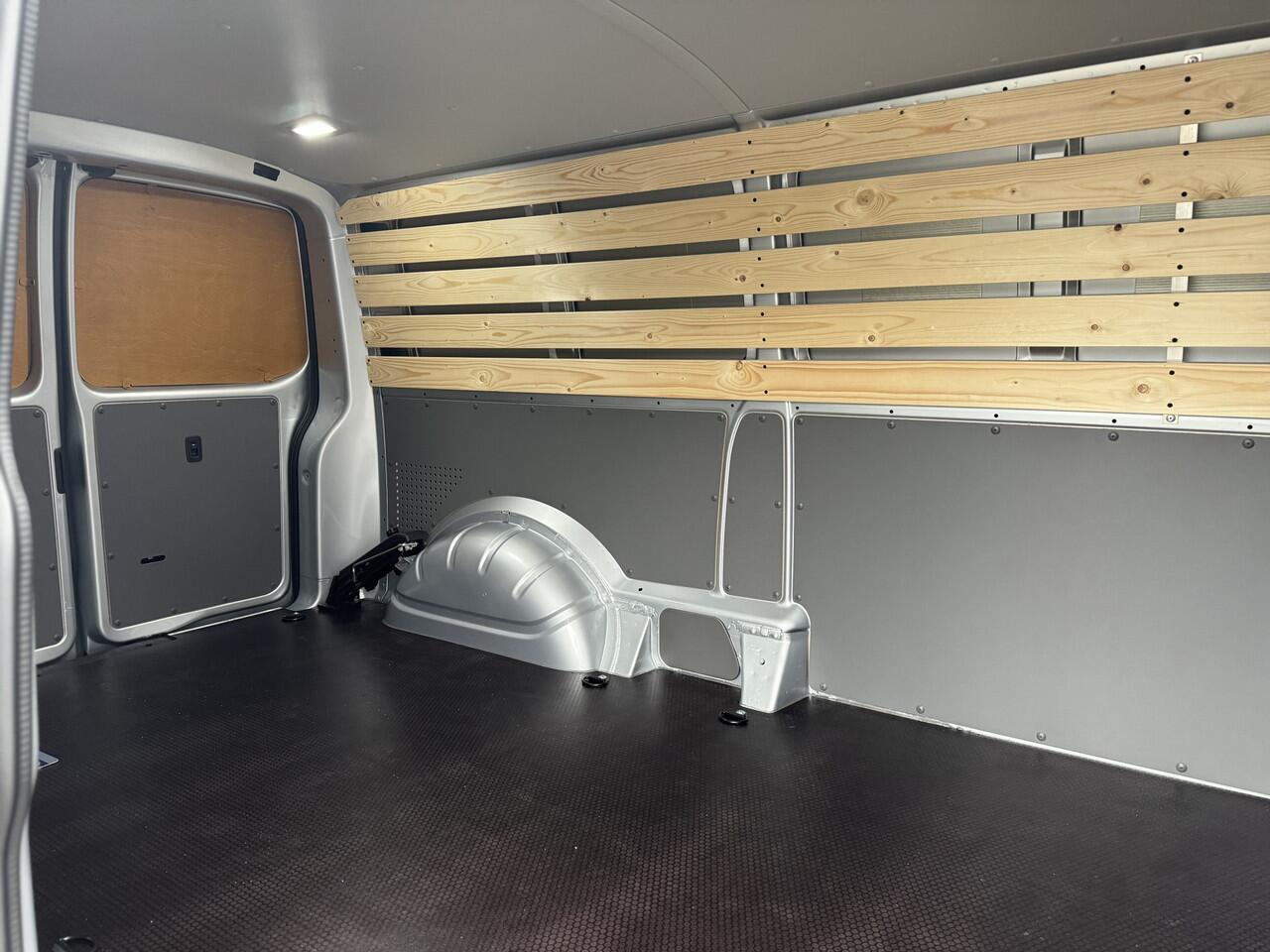 Volkswagen TRANSPORTER 2.0 TDI L2H1 28 | Trekhaak | CarPlay | Houten vloer