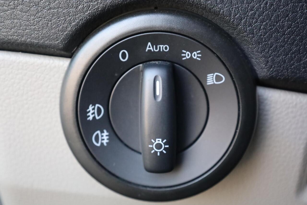 Volkswagen TRANSPORTER 2.0 TDI L2H1 Highline 102PK / 75kW, Highline, achterdeuren met ruit en wisser, navigatie, multifunctioneel lederen stuurwiel, parkeersensoren voor en achter (pdc), trekhaak, voorruit verwarming, cruise control, licht en regensensor, airco